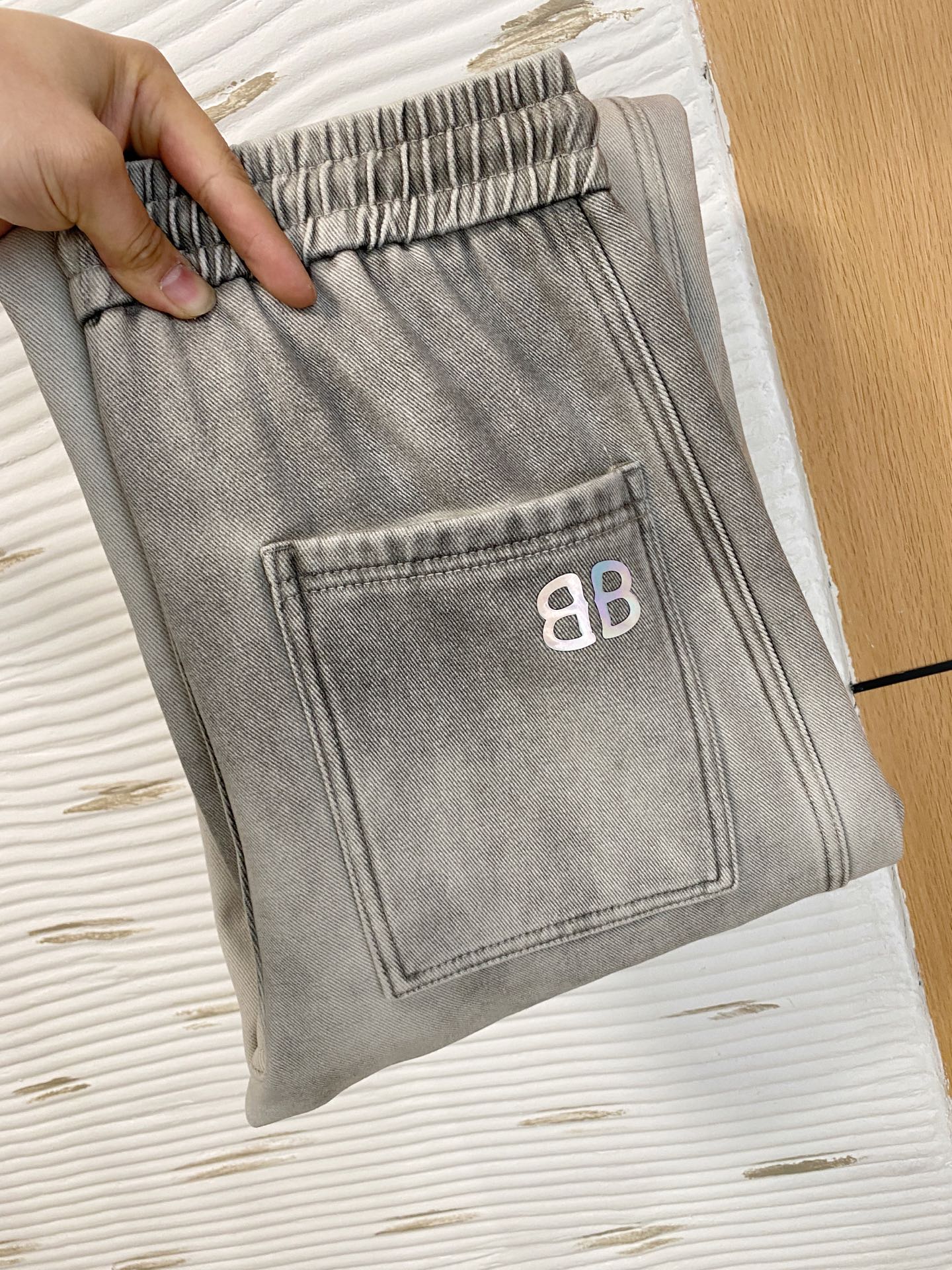 NO:648045,Balenciaga 2025 autumn and winter latest series of men's thickened casual pants!  It's lined with velvet and is very warm, so those in the north should quickly prepare it!  Made of customer-supplied elastic soft cotton material, soft and delicate, and feels great!  The brand style is clear at a glance!  Minimalist design, no extra exaggerated elements to declare victory, fine details, original custom-made hardware accessories, just the right thickness, easy to control in all weathers, classic color upper body, very energetic, multiple styles of wear, casual business, daily life, fashion trends can be controlled!  The overall style and fashion sense are extremely outstanding, bringing extraordinary clothing taste!  Size m-xxxl,,balenciaga,alexander wang19860909巴黎世家 2025秋冬最新系列男士加厚休闲裤！ 内里加绒,非常保暖,北方的宝子们赶紧备上！ 采用客供弹力柔棉材质,柔软细腻,手感绝佳！品牌格调一览无余！极简主义设计,没有多余浮夸的元素来宣兵夺主,细节做工精细,五金配件原版定制,厚薄程度也是恰到好处,轻松驾驭各种天气,经典颜色上身很显精气神,多种风格穿搭,休闲商务、日常生活、时尚潮流均可驾驭！整体不论是档次还是时尚感都是极为出色的,带来非凡的衣着品味！ 尺码m-xxxl,,balenciaga,alexander wang,Men's clothing