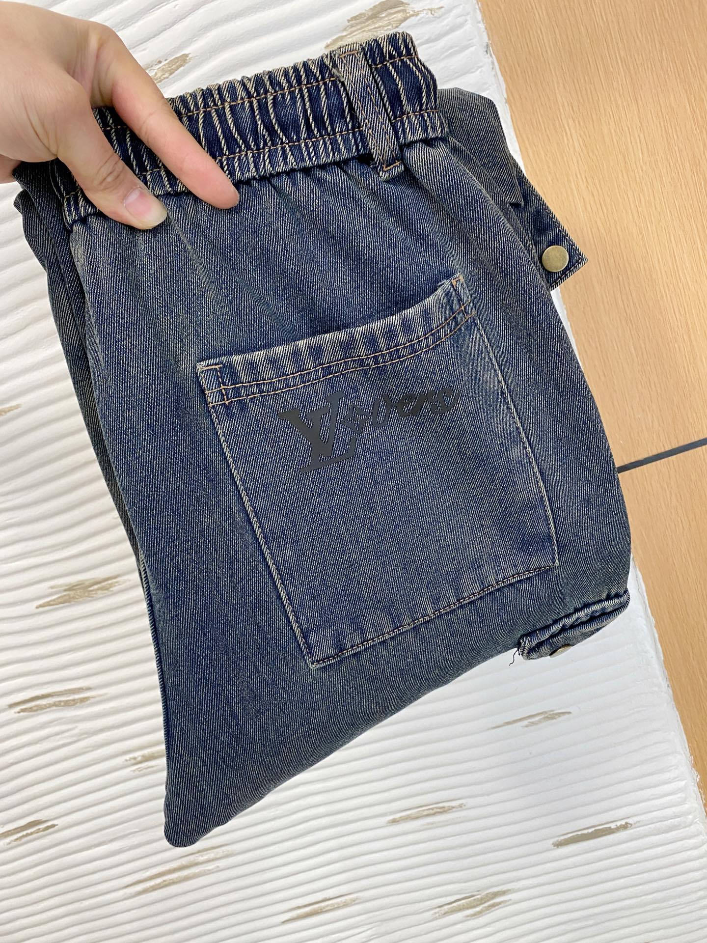 NO:648015,Lv's latest casual work jeans for autumn and winter are thickened!  A must-have for fashionistas, very personal!  Lined with fleece, very warm!  Extremely comfortable. Customized elastic bands on the waist and original accessories details. The upper body is sporty, casual and fashionable, a must-have for casual outings and travel. Sizes M-XXXL, Louis Vuitton, Jeans, Alexander Wang19860909Lv 秋冬最新休闲工装牛仔裤 加厚款！潮人必备 非常个性！内里加绒,非常保暖！舒适度极高.腰部订制松紧橡筋、原版辅料细节.上身运动休闲时尚,出街休闲、外出旅游必备. 尺码 M-XXXL,,louis vuitton,jeans,alexander wang,Men's clothing