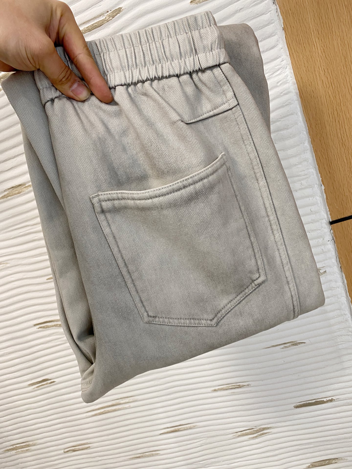 NO:648009,Arc'teryx 2025 autumn and winter latest series of men's thickened casual pants!  It's lined with velvet and is very warm, so those in the north should quickly prepare it!  Made of customer-supplied elastic soft cotton material, soft and delicate, and feels great!  The brand style is clear at a glance!  Minimalist design, no extra exaggerated elements to declare victory, fine details, original custom-made hardware accessories, just the right thickness, easy to control in all weathers, classic color upper body, very energetic, multiple styles of wear, casual business, daily life, fashion trends can be controlled!  The overall style and fashion sense are extremely outstanding, bringing extraordinary clothing taste!  Size m-xxxl,arc'teryx, 19860909始祖鸟 2025秋冬最新系列男士加厚休闲裤！ 内里加绒,非常保暖,北方的宝子们赶紧备上！ 采用客供弹力柔棉材质,柔软细腻,手感绝佳！品牌格调一览无余！极简主义设计,没有多余浮夸的元素来宣兵夺主,细节做工精细,五金配件原版定制,厚薄程度也是恰到好处,轻松驾驭各种天气,经典颜色上身很显精气神,多种风格穿搭,休闲商务、日常生活、时尚潮流均可驾驭！整体不论是档次还是时尚感都是极为出色的,带来非凡的衣着品味！ 尺码m-xxxl,arc'teryx, ,Men's clothing