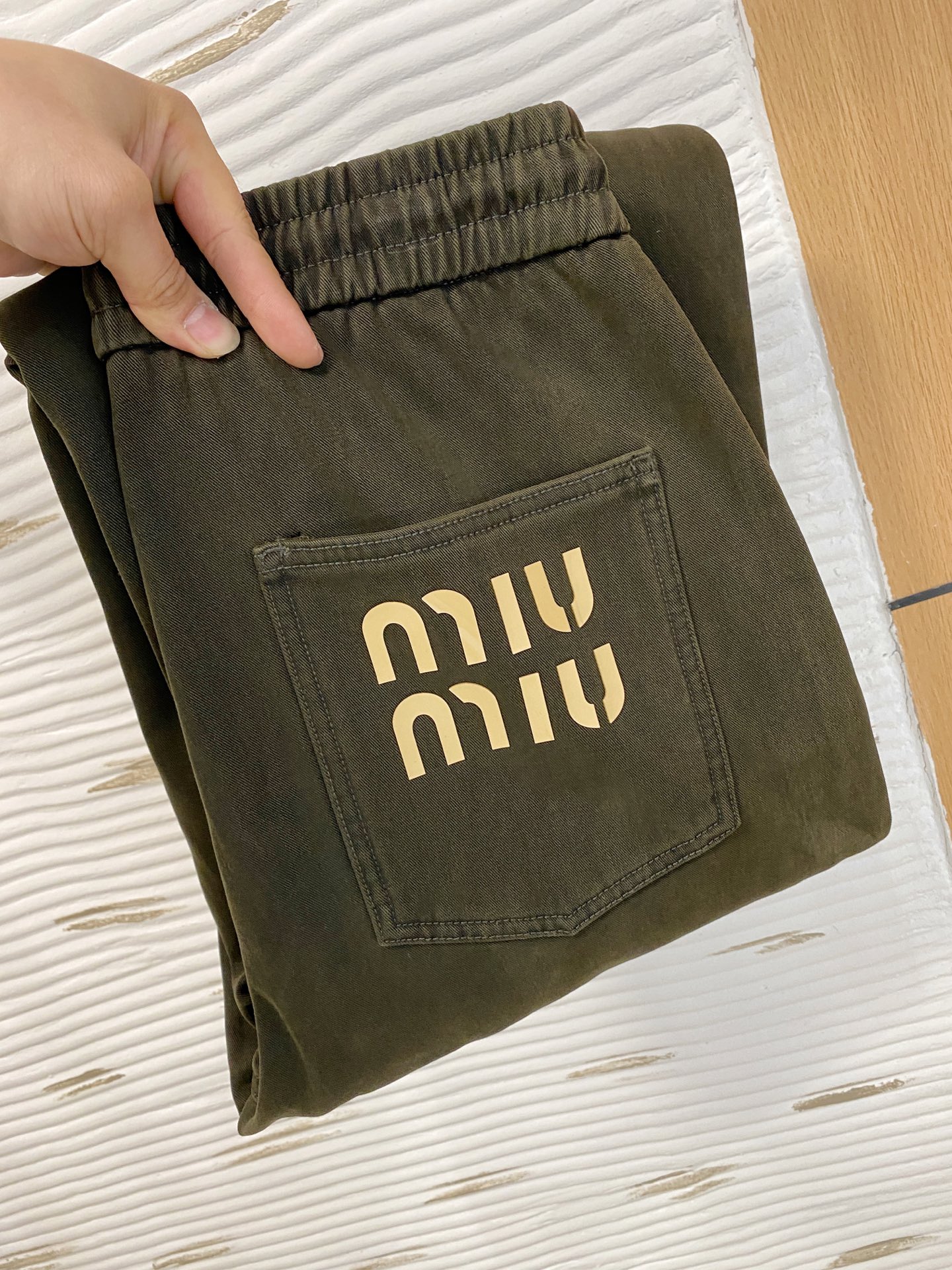 NO:648050,miumiu 2025 autumn and winter latest series of men's thickened casual pants!  It's lined with velvet and is very warm, so those in the north should quickly prepare it!  Made of customer-supplied elastic soft cotton material, soft and delicate, and feels great!  The brand style is clear at a glance!  Minimalist design, no extra exaggerated elements to declare victory, fine details, original custom-made hardware accessories, just the right thickness, easy to control in all weathers, classic color upper body, very energetic, multiple styles of wear, casual business, daily life, fashion trends can be controlled!  The overall style and fashion sense are extremely outstanding, bringing extraordinary clothing taste!  Size 28-36,,miumiu,alexander wang19860909miumiu 2025秋冬最新系列男士加厚休闲裤！ 内里加绒,非常保暖,北方的宝子们赶紧备上！ 采用客供弹力柔棉材质,柔软细腻,手感绝佳！品牌格调一览无余！极简主义设计,没有多余浮夸的元素来宣兵夺主,细节做工精细,五金配件原版定制,厚薄程度也是恰到好处,轻松驾驭各种天气,经典颜色上身很显精气神,多种风格穿搭,休闲商务、日常生活、时尚潮流均可驾驭！整体不论是档次还是时尚感都是极为出色的,带来非凡的衣着品味！ 尺码28-36,,miumiu,alexander wang,Men's clothing