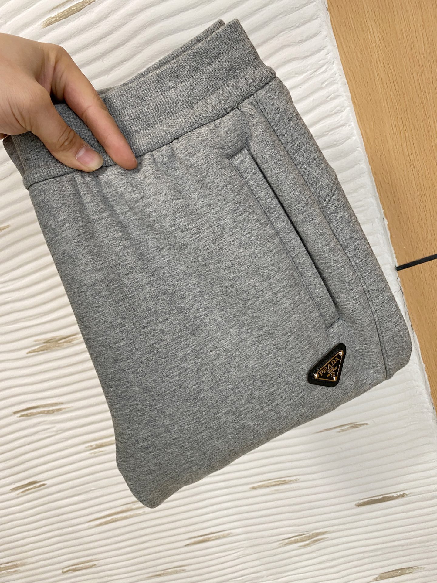 NO:648048,Prad2025 autumn and winter latest casual pants are lined with velvet and are very warm!  The shape is great, it can repair various leg shapes very well, and it is very personalized!  Soft and sweat-wicking, extremely comfortable. The waistband of the trouser legs is customized with elastic elastic bands and original accessories details. The upper body is sporty, casual and fashionable, a must-have for casual outings and travel. - Sizes L-XXXXL, prada, alexander wang19860909Prad2025秋冬最新休闲裤 内里加绒,非常保暖！版型超赞,能很好的修复各种腿型,非常个性！柔软排汗,舒适度极高.裤腿腰部订制松紧橡筋、原版辅料细节.上身运动休闲时尚,出街休闲、外出旅游必备.- 尺码L-XXXXL,,prada,alexander wang,Men's clothing