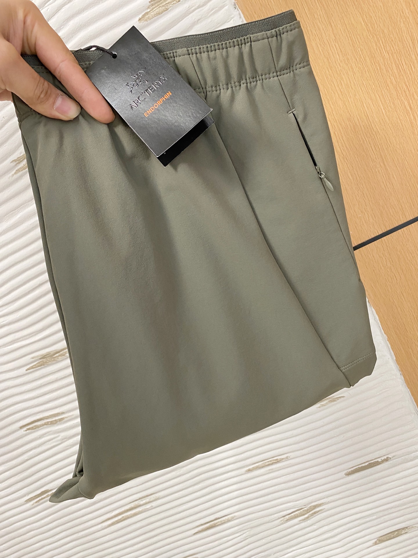 NO:648032,Arc'teryx men's casual pants, quick-drying fabric casual pants, the latest upper body style is invincible!  You can definitely close your eyes. This pair of pants is very versatile and has an elastic waist. It can be worn in daily work and outdoor sports. It is the perfect combination of fashion and leisure and outdoor sports, so it is your best choice whether you wear it daily or outdoors. Extreme comfort and quick perspiration are the most popular focus, improving the wearing comfort. It is suitable for aerobic exercise and cross-country running conditions. This type of running casual pants has an extremely wide range of applications, allowing you to naturally maintain your love for sports in the summer, and can also be worn in leisure life. Size  L-4XL,arc'teryx,alexander wang19860909始祖鸟 男士休闲裤 速干面料休闲裤,最新款上身版型无敌正！ 绝对可以闭眼收的一款 此款裤子非常百搭,弹力腰围,日常上班 户外运动都可以穿着,是时尚休闲与户外运动的完美结合,所以无论您平时穿或者户外穿都是您的最佳选择. 极致舒适和快速排汗是备受青睐的重点,提升穿着舒适度,适合有氧运动和越野跑条件下穿着,此款是一件适用范围极其广泛的跑步休闲裤,让你在夏天自然可以保持对运动热爱,也可以在休闲生活中穿着 尺码 L-4XL,arc'teryx,alexander wang,Men's clothing