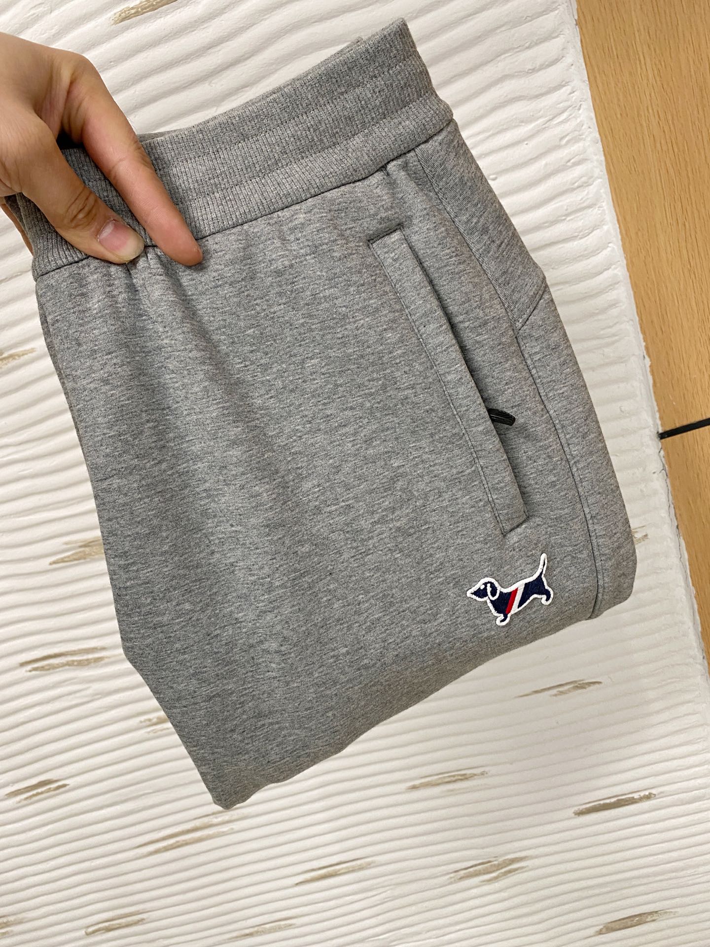 NO:648053,TB's latest casual pants for autumn and winter 2025 are lined with velvet and are very warm!  The shape is great, it can repair various leg shapes very well, and it is very personalized!  Soft and sweat-wicking, extremely comfortable. The waistband of the trouser legs is customized with elastic elastic bands and original accessories details. The upper body is sporty, casual and fashionable, a must-have for leisure and travel. Sizes L-XXXXL,,alexander wang19860909TB 2025秋冬最新休闲裤 内里加绒,非常保暖！版型超赞,能很好的修复各种腿型,非常个性！柔软排汗,舒适度极高.裤腿腰部订制松紧橡筋、原版辅料细节.上身运动休闲时尚,出街休闲、外出旅游必备. 尺码L-XXXXL,,alexander wang,Men's clothing