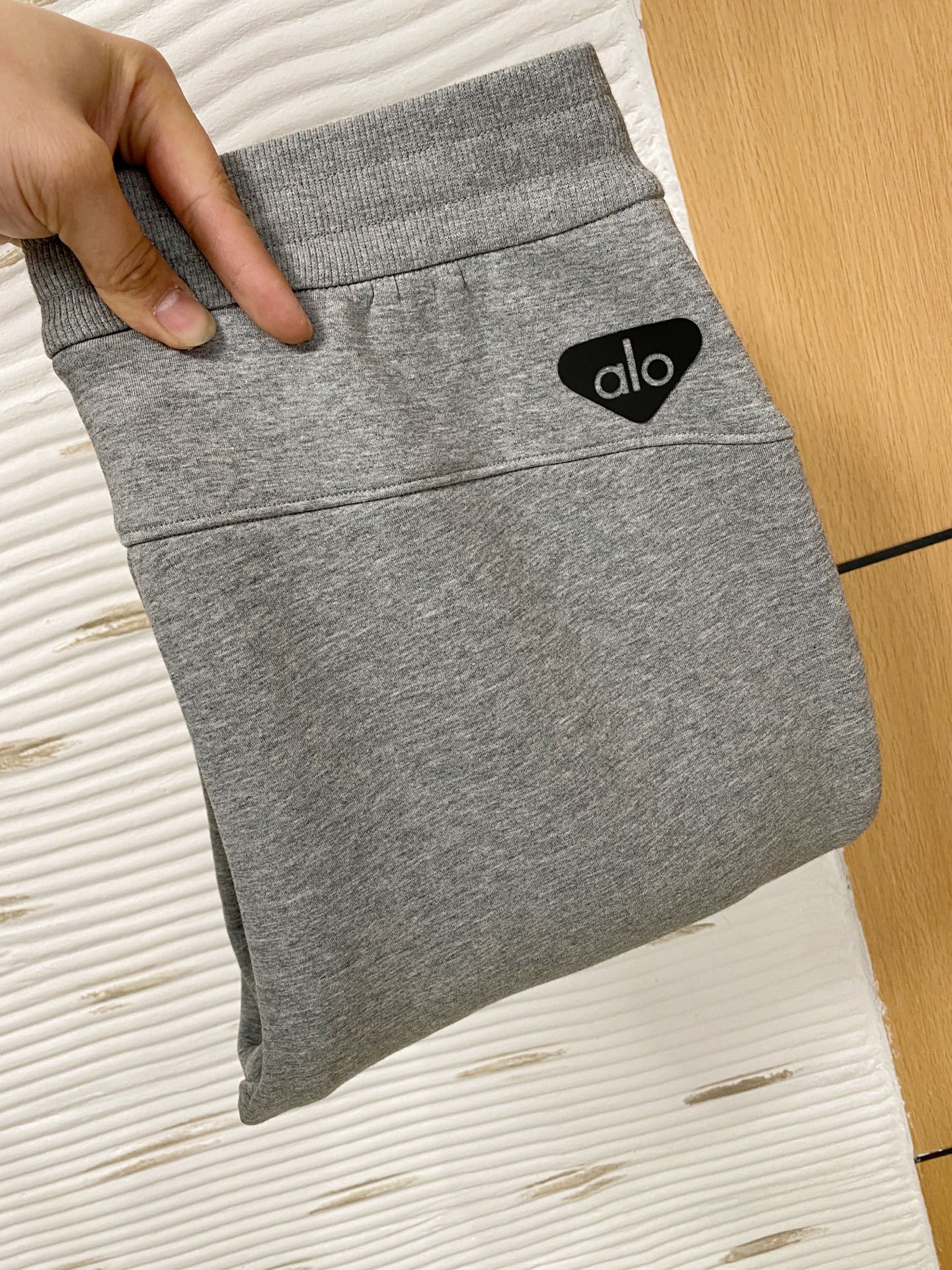 NO:648055,alo's latest casual pants for autumn and winter 2025 are lined with velvet and are very warm!  The shape is great, it can repair various leg shapes very well, and it is very personalized!  Soft and sweat-wicking, extremely comfortable. The waistband of the trouser legs is customized with elastic elastic bands and original accessories details. The upper body is sporty, casual and fashionable, a must-have for leisure and travel. Sizes L-XXXXL,,alexander wang19860909alo 2025秋冬最新休闲裤 内里加绒,非常保暖！版型超赞,能很好的修复各种腿型,非常个性！柔软排汗,舒适度极高.裤腿腰部订制松紧橡筋、原版辅料细节.上身运动休闲时尚,出街休闲、外出旅游必备. 尺码L-XXXXL,,alexander wang,Men's clothing