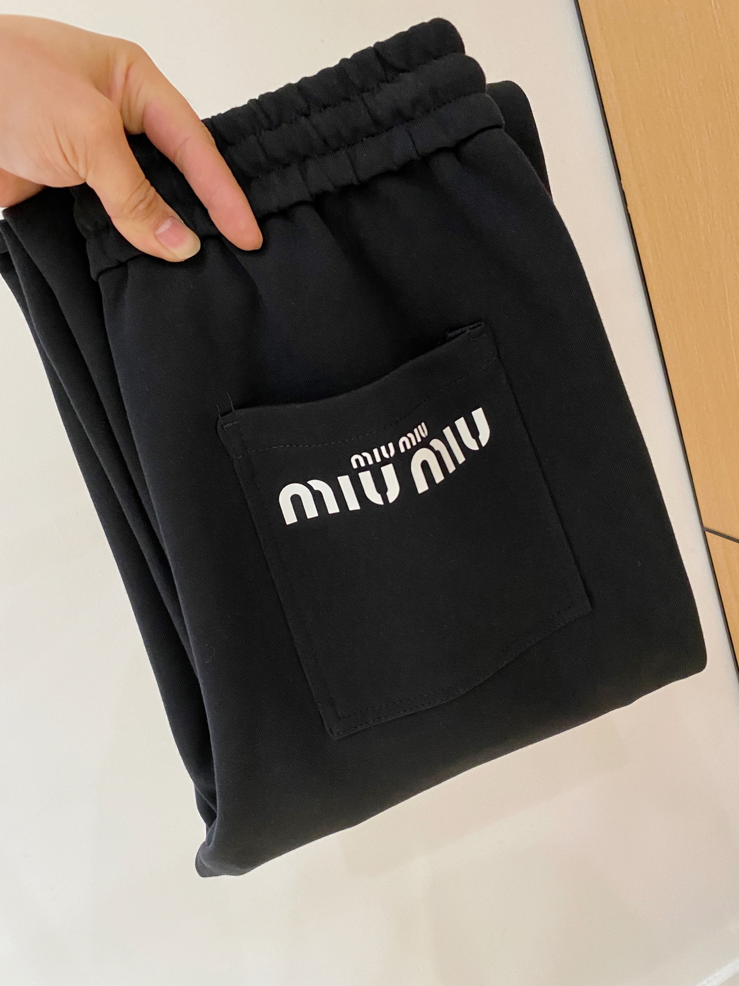 NO:648027,miumiu2025 autumn and winter latest series of men's thickened casual pants!  It's lined with velvet and is very warm, so those in the north should quickly prepare it!  Made of customer-supplied elastic soft cotton material, soft and delicate, and feels great!  The brand style is clear at a glance!  Minimalist design, no extra exaggerated elements to declare victory, fine details, original custom-made hardware accessories, just the right thickness, easy to control in all weathers, classic color upper body, very energetic, multiple styles of wear, casual business, daily life, fashion trends can be controlled!  The overall style and fashion sense are extremely outstanding, bringing extraordinary clothing taste!  Size m-xxxl,,miumiu,alexander wang19860909miumiu2025秋冬最新系列男士加厚休闲裤！ 内里加绒,非常保暖,北方的宝子们赶紧备上！ 采用客供弹力柔棉材质,柔软细腻,手感绝佳！品牌格调一览无余！极简主义设计,没有多余浮夸的元素来宣兵夺主,细节做工精细,五金配件原版定制,厚薄程度也是恰到好处,轻松驾驭各种天气,经典颜色上身很显精气神,多种风格穿搭,休闲商务、日常生活、时尚潮流均可驾驭！整体不论是档次还是时尚感都是极为出色的,带来非凡的衣着品味！ 尺码m-xxxl,,miumiu,alexander wang,Men's clothing