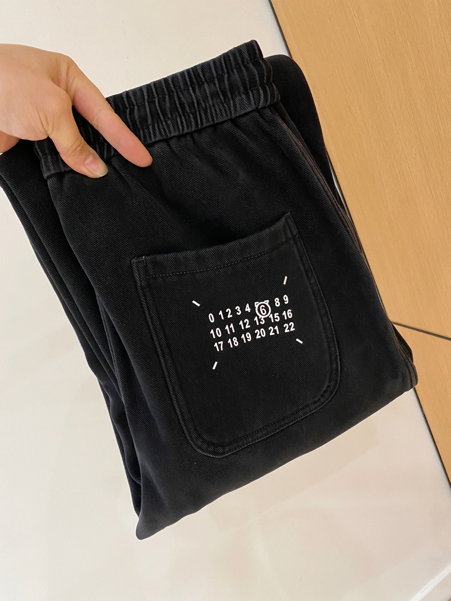 NO:648007,Margiela's latest 2025 autumn and winter series of men's thickened casual pants!  It's lined with velvet and is very warm, so those in the north should quickly prepare it!  Made of customer-supplied elastic soft cotton material, soft and delicate, and feels great!  The brand style is clear at a glance!  Minimalist design, no extra exaggerated elements to declare victory, fine details, original custom-made hardware accessories, just the right thickness, easy to control in all weathers, classic color upper body, very energetic, multiple styles of wear, casual business, daily life, fashion trends can be controlled!  The overall style and fashion sense are extremely outstanding, bringing extraordinary clothing taste!  Size M-XXXL,masion margiela, 19860909马吉拉 2025秋冬最新系列男士加厚休闲裤！ 内里加绒,非常保暖,北方的宝子们赶紧备上！ 采用客供弹力柔棉材质,柔软细腻,手感绝佳！品牌格调一览无余！极简主义设计,没有多余浮夸的元素来宣兵夺主,细节做工精细,五金配件原版定制,厚薄程度也是恰到好处,轻松驾驭各种天气,经典颜色上身很显精气神,多种风格穿搭,休闲商务、日常生活、时尚潮流均可驾驭！整体不论是档次还是时尚感都是极为出色的,带来非凡的衣着品味！ 尺码M-XXXL,,masion margiela, ,Men's clothing