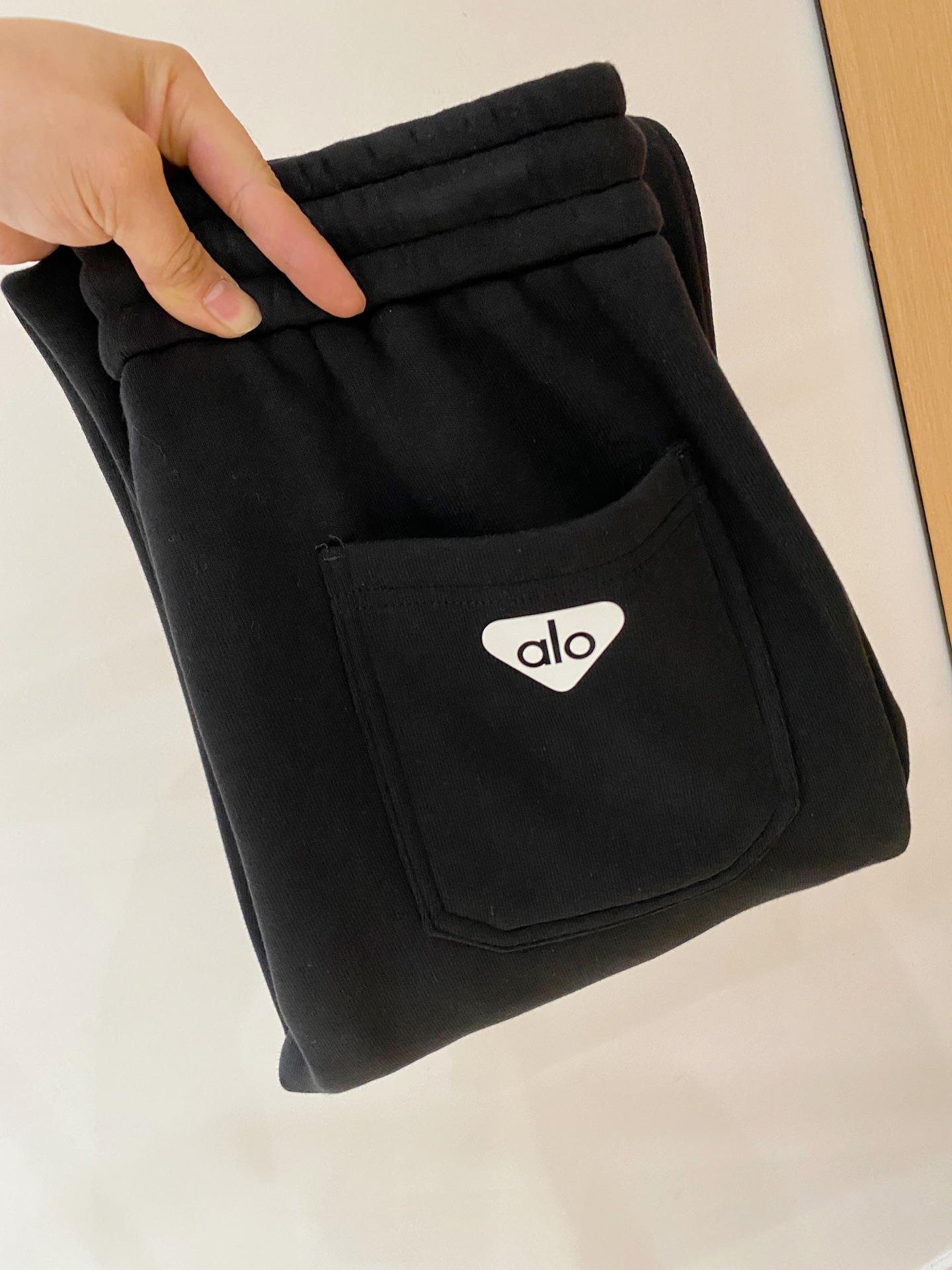 NO:648002,alo 2025 autumn and winter latest series of men's thickened casual pants!  It's lined with velvet and is very warm, so those in the north should quickly prepare it!  Made of customer-supplied elastic soft cotton material, soft and delicate, and feels great!  The brand style is clear at a glance!  Minimalist design, no extra exaggerated elements to declare victory, fine details, original custom-made hardware accessories, just the right thickness, easy to control in all weathers, classic color upper body, very energetic, multiple styles of wear, casual business, daily life, fashion trends can be controlled!  The overall style and fashion sense are extremely outstanding, bringing extraordinary clothing taste!  Size M-XXXL,,alexander wang19860909alo 2025秋冬最新系列男士加厚休闲裤！ 内里加绒,非常保暖,北方的宝子们赶紧备上！ 采用客供弹力柔棉材质,柔软细腻,手感绝佳！品牌格调一览无余！极简主义设计,没有多余浮夸的元素来宣兵夺主,细节做工精细,五金配件原版定制,厚薄程度也是恰到好处,轻松驾驭各种天气,经典颜色上身很显精气神,多种风格穿搭,休闲商务、日常生活、时尚潮流均可驾驭！整体不论是档次还是时尚感都是极为出色的,带来非凡的衣着品味！ 尺码 M-XXXL,,alexander wang,Men's clothing