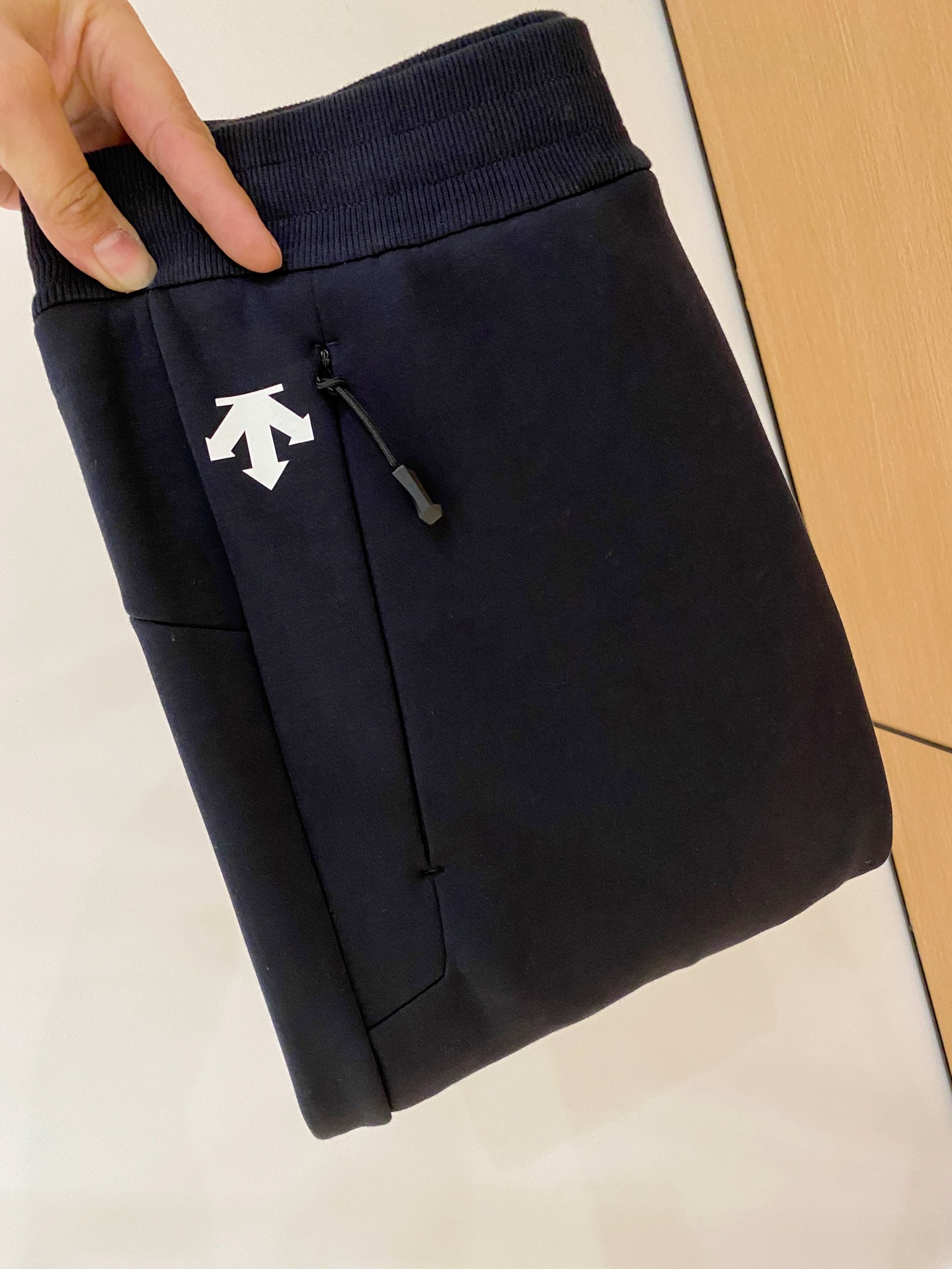 NO:648038,Descente men's casual pants, quick-drying fabric casual pants, the latest upper body style is invincible!  You can definitely close your eyes and close your eyes. This type of pants is very versatile and has an elastic waist. It can be worn in daily work and outdoor sports. It is the perfect combination of fashion, leisure and outdoor sports, so it is your best choice whether you wear it daily or outdoors. Extreme comfort and quick perspiration are the most popular focus, improving the wearing comfort. It is suitable for aerobic exercise and cross-country running. This type of running casual pants has an extremely wide range of applications, allowing you to naturally maintain your love for sports in the summer, and can also be worn in leisure life.  Size L-4XL,,alexander wang19860909迪桑特 男士休闲裤 速干面料休闲裤,最新款上身版型无敌正！ 绝对可以闭眼收的一款 此款裤子非常百搭,弹力腰围,日常上班 户外运动都可以穿着,是时尚休闲与户外运动的完美结合,所以无论您平时穿或者户外穿都是您的最佳选择. 极致舒适和快速排汗是备受青睐的重点,提升穿着舒适度,适合有氧运动和越野跑条件下穿着,此款是一件适用范围极其广泛的跑步休闲裤,让你在夏天自然可以保持对运动热爱,也可以在休闲生活中穿着 尺码L-4XL,,alexander wang,Men's clothing