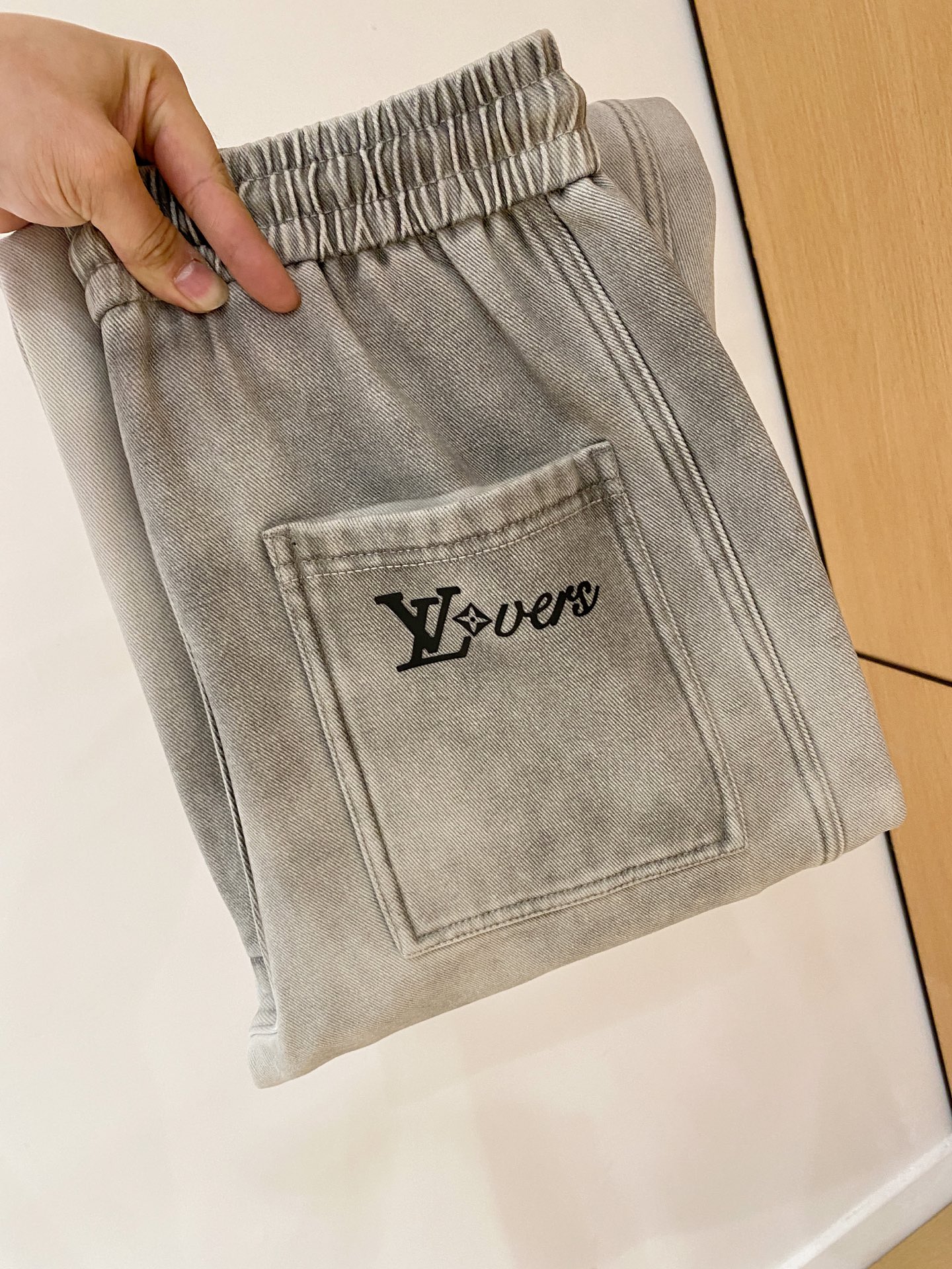 NO:648052,Lv 2025 autumn and winter latest series of men's thickened casual pants!  It's lined with velvet and is very warm, so those in the north should quickly prepare it!  Made of customer-supplied elastic soft cotton material, soft and delicate, and feels great!  The brand style is clear at a glance!  Minimalist design, no extra exaggerated elements to declare victory, fine details, original custom-made hardware accessories, just the right thickness, easy to control in all weathers, classic color upper body, very energetic, multiple styles of wear, casual business, daily life, fashion trends can be controlled!  The overall style and fashion sense are extremely outstanding, bringing extraordinary clothing taste!  Size M-XXXL,,louis vuitton,alexander wang19860909Lv 2025秋冬最新系列男士加厚休闲裤！ 内里加绒,非常保暖,北方的宝子们赶紧备上！ 采用客供弹力柔棉材质,柔软细腻,手感绝佳！品牌格调一览无余！极简主义设计,没有多余浮夸的元素来宣兵夺主,细节做工精细,五金配件原版定制,厚薄程度也是恰到好处,轻松驾驭各种天气,经典颜色上身很显精气神,多种风格穿搭,休闲商务、日常生活、时尚潮流均可驾驭！整体不论是档次还是时尚感都是极为出色的,带来非凡的衣着品味！ 尺码M-XXXL,,louis vuitton,alexander wang,Men's clothing