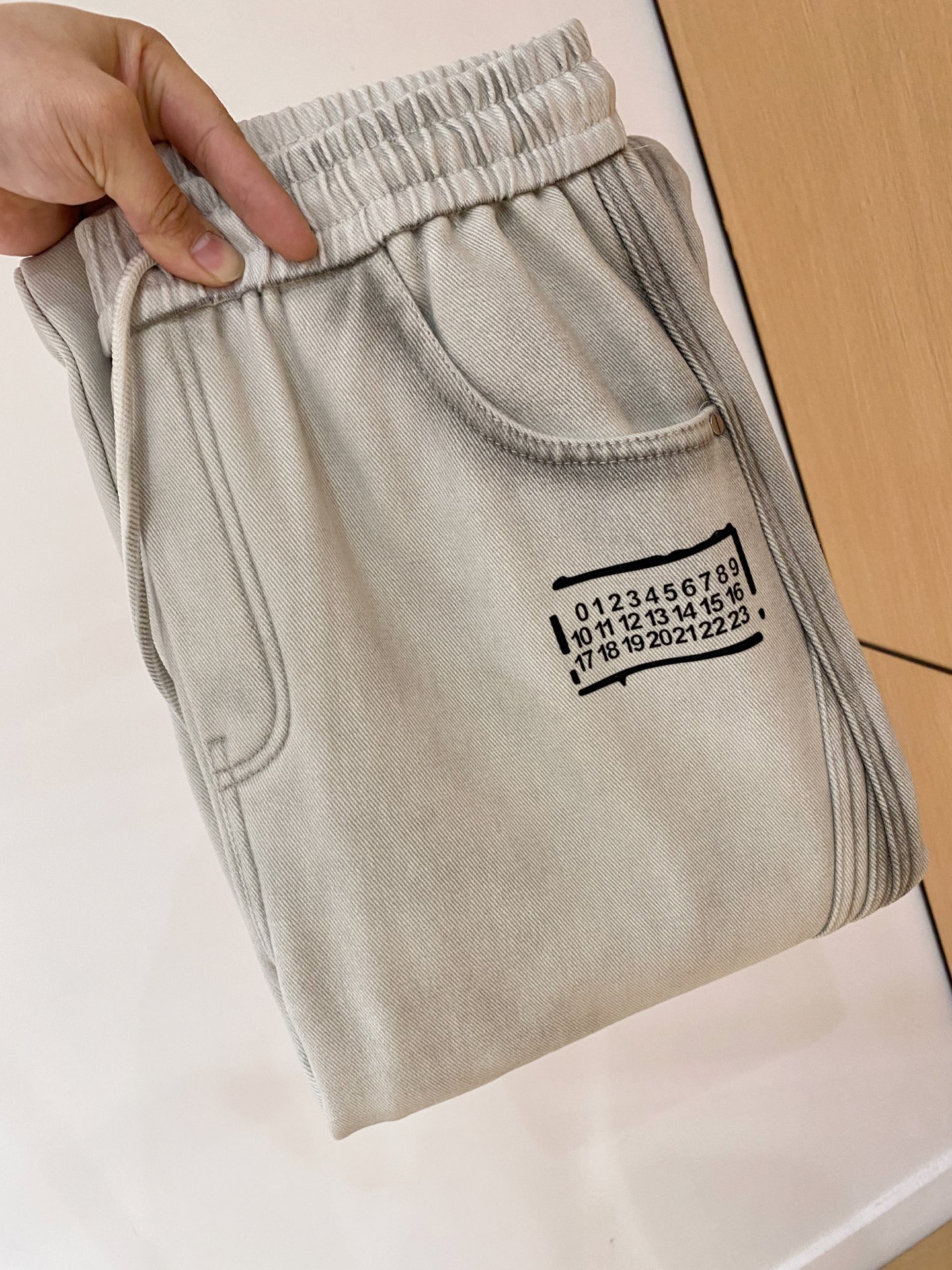 NO:648037,Margiela's latest 2025 autumn and winter series of men's thickened casual pants!  It's lined with velvet and is very warm, so those in the north should quickly prepare it!  Made of customer-supplied elastic soft cotton material, soft and delicate, and feels great!  The brand style is clear at a glance!  Minimalist design, no extra exaggerated elements to declare victory, fine details, original custom-made hardware accessories, just the right thickness, easy to control in all weathers, classic color upper body, very energetic, multiple styles of wear, casual business, daily life, fashion trends can be controlled!  The overall style and fashion sense are extremely outstanding, bringing extraordinary clothing taste!  Size m-xxxl,,masion margiela,alexander wang19860909马吉拉 2025秋冬最新系列男士加厚休闲裤！ 内里加绒,非常保暖,北方的宝子们赶紧备上！ 采用客供弹力柔棉材质,柔软细腻,手感绝佳！品牌格调一览无余！极简主义设计,没有多余浮夸的元素来宣兵夺主,细节做工精细,五金配件原版定制,厚薄程度也是恰到好处,轻松驾驭各种天气,经典颜色上身很显精气神,多种风格穿搭,休闲商务、日常生活、时尚潮流均可驾驭！整体不论是档次还是时尚感都是极为出色的,带来非凡的衣着品味！ 尺码m-xxxl,,masion margiela,alexander wang,Men's clothing