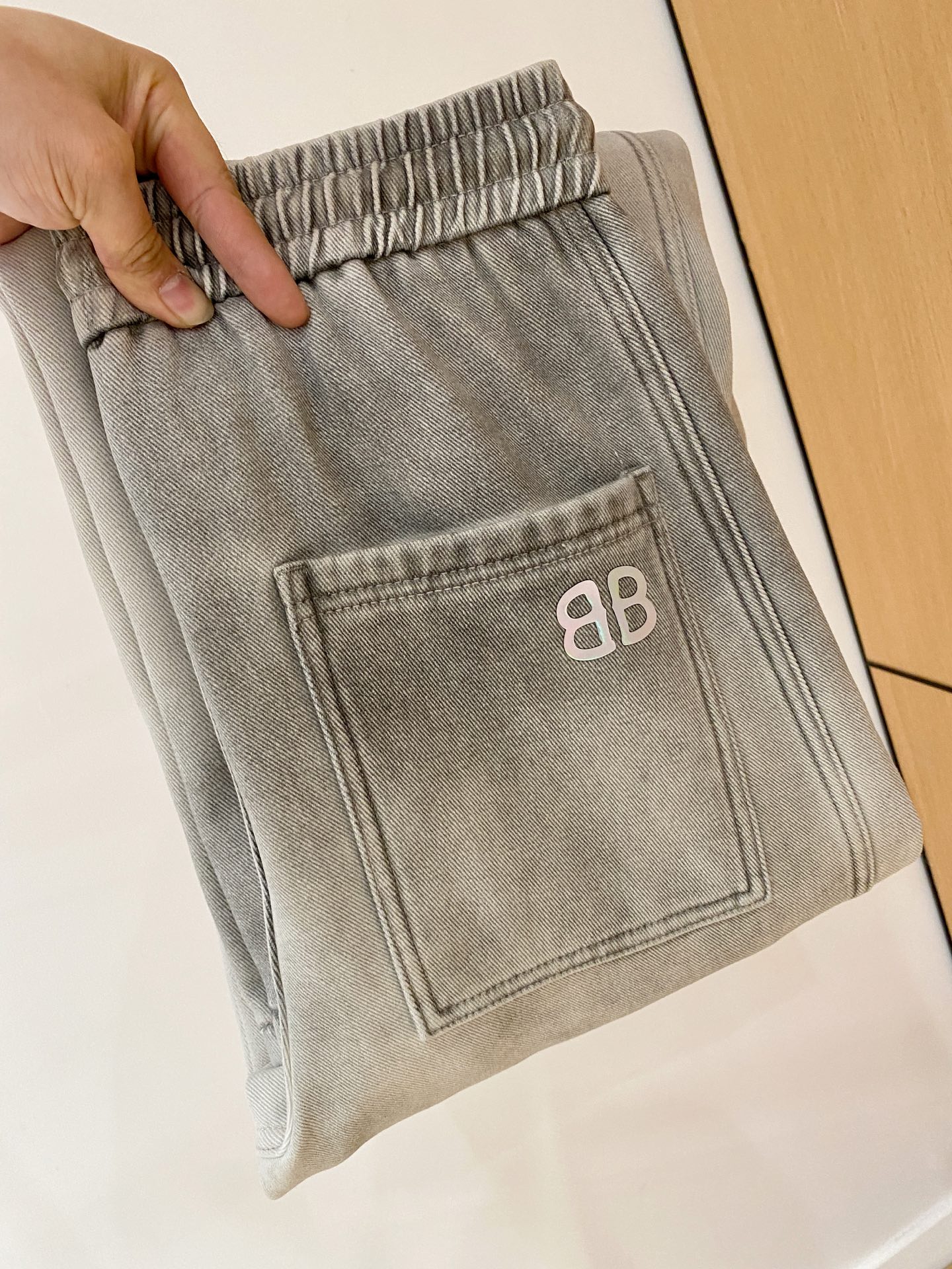 NO:648042,Balenciaga 2025 autumn and winter latest series of men's thickened casual pants!  It's lined with velvet and is very warm, so those in the north should quickly prepare it!  Made of customer-supplied elastic soft cotton material, soft and delicate, and feels great!  The brand style is clear at a glance!  Minimalist design, no extra exaggerated elements to declare victory, fine details, original custom-made hardware accessories, just the right thickness, easy to control in all weathers, classic color upper body, very energetic, multiple styles of wear, casual business, daily life, fashion trends can be controlled!  The overall style and fashion sense are extremely outstanding, bringing extraordinary clothing taste!  Size m-xxxl,,balenciaga,alexander wang19860909巴黎世家 2025秋冬最新系列男士加厚休闲裤！ 内里加绒,非常保暖,北方的宝子们赶紧备上！ 采用客供弹力柔棉材质,柔软细腻,手感绝佳！品牌格调一览无余！极简主义设计,没有多余浮夸的元素来宣兵夺主,细节做工精细,五金配件原版定制,厚薄程度也是恰到好处,轻松驾驭各种天气,经典颜色上身很显精气神,多种风格穿搭,休闲商务、日常生活、时尚潮流均可驾驭！整体不论是档次还是时尚感都是极为出色的,带来非凡的衣着品味！ 尺码m-xxxl,,balenciaga,alexander wang,Men's clothing