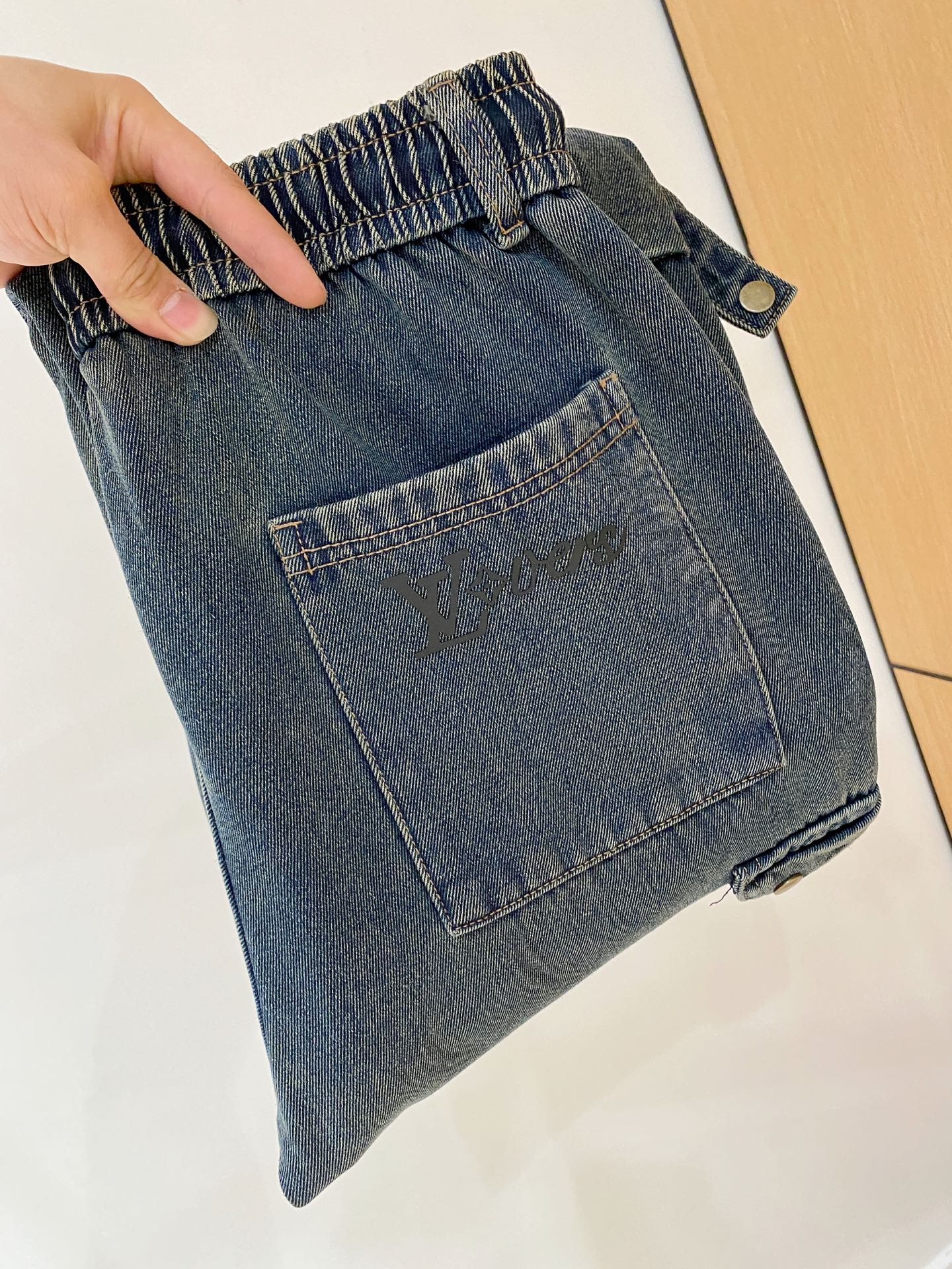 NO:648014,Arc'teryx 2025 autumn and winter latest series of men's thickened casual pants!  It's lined with velvet and is very warm, so those in the north should quickly prepare it!  Made of customer-supplied elastic soft cotton material, soft and delicate, and feels great!  The brand style is clear at a glance!  Minimalist design, no extra exaggerated elements to declare victory, fine details, original custom-made hardware accessories, just the right thickness, easy to control in all weathers, classic color upper body, very energetic, multiple styles of wear, casual business, daily life, fashion trends can be controlled!  The overall style and fashion sense are extremely outstanding, bringing extraordinary clothing taste!  Size m-xxxl,arc'teryx,alexander wang19860909始祖鸟 2025秋冬最新系列男士加厚休闲裤！ 内里加绒,非常保暖,北方的宝子们赶紧备上！ 采用客供弹力柔棉材质,柔软细腻,手感绝佳！品牌格调一览无余！极简主义设计,没有多余浮夸的元素来宣兵夺主,细节做工精细,五金配件原版定制,厚薄程度也是恰到好处,轻松驾驭各种天气,经典颜色上身很显精气神,多种风格穿搭,休闲商务、日常生活、时尚潮流均可驾驭！整体不论是档次还是时尚感都是极为出色的,带来非凡的衣着品味！ 尺码m-xxxl,arc'teryx,alexander wang,Men's clothing