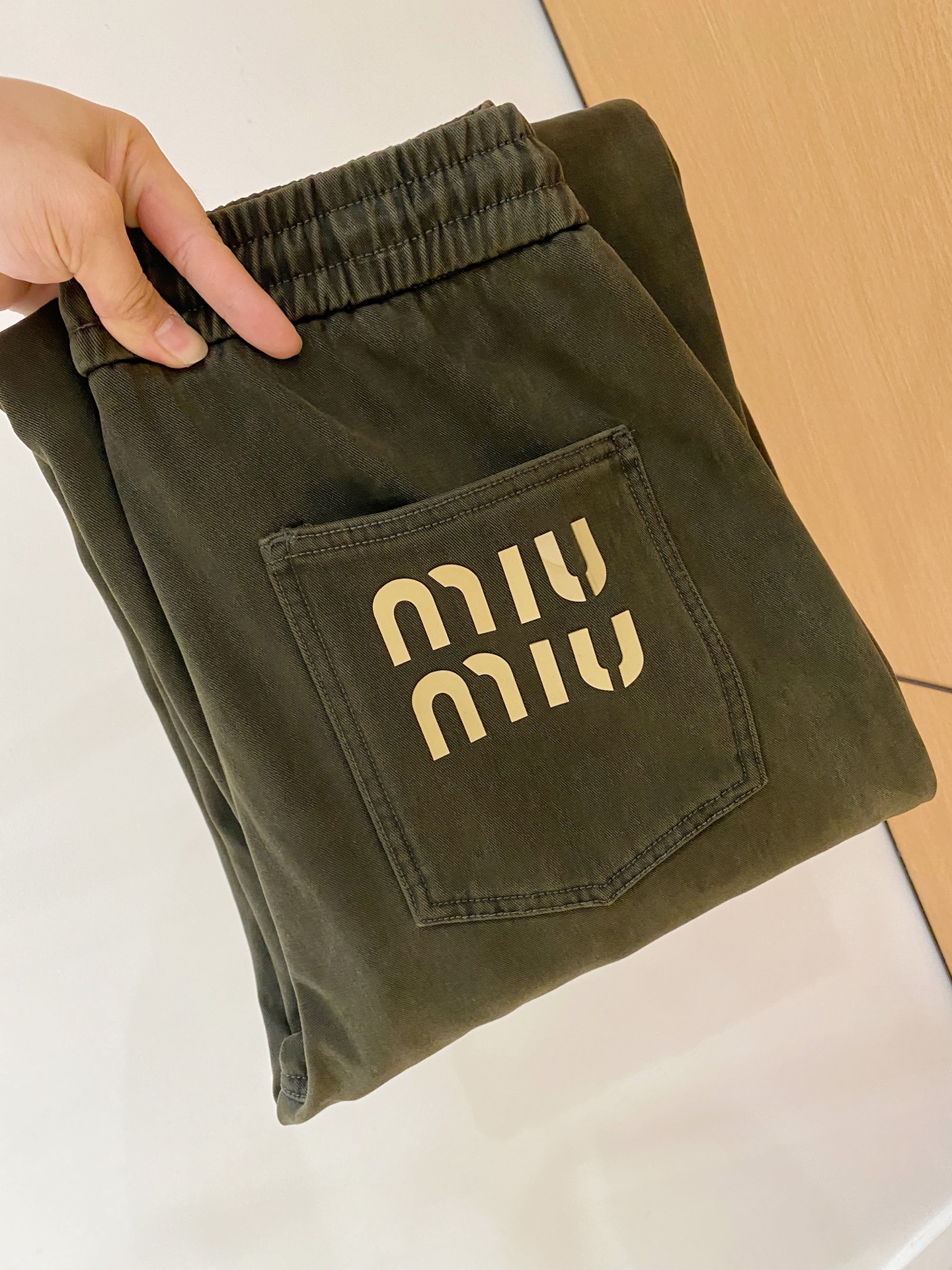 NO:648047,miumiu 2025 autumn and winter latest series of men's thickened casual pants!  It's lined with velvet and is very warm, so those in the north should quickly prepare it!  Made of customer-supplied elastic soft cotton material, soft and delicate, and feels great!  The brand style is clear at a glance!  Minimalist design, no extra exaggerated elements to declare victory, fine details, original custom-made hardware accessories, just the right thickness, easy to control in all weathers, classic color upper body, very energetic, multiple styles of wear, casual business, daily life, fashion trends can be controlled!  The overall style and fashion sense are extremely outstanding, bringing extraordinary clothing taste!  Size 28-36,,miumiu,alexander wang19860909miumiu 2025秋冬最新系列男士加厚休闲裤！ 内里加绒,非常保暖,北方的宝子们赶紧备上！ 采用客供弹力柔棉材质,柔软细腻,手感绝佳！品牌格调一览无余！极简主义设计,没有多余浮夸的元素来宣兵夺主,细节做工精细,五金配件原版定制,厚薄程度也是恰到好处,轻松驾驭各种天气,经典颜色上身很显精气神,多种风格穿搭,休闲商务、日常生活、时尚潮流均可驾驭！整体不论是档次还是时尚感都是极为出色的,带来非凡的衣着品味！ 尺码28-36,,miumiu,alexander wang,Men's clothing