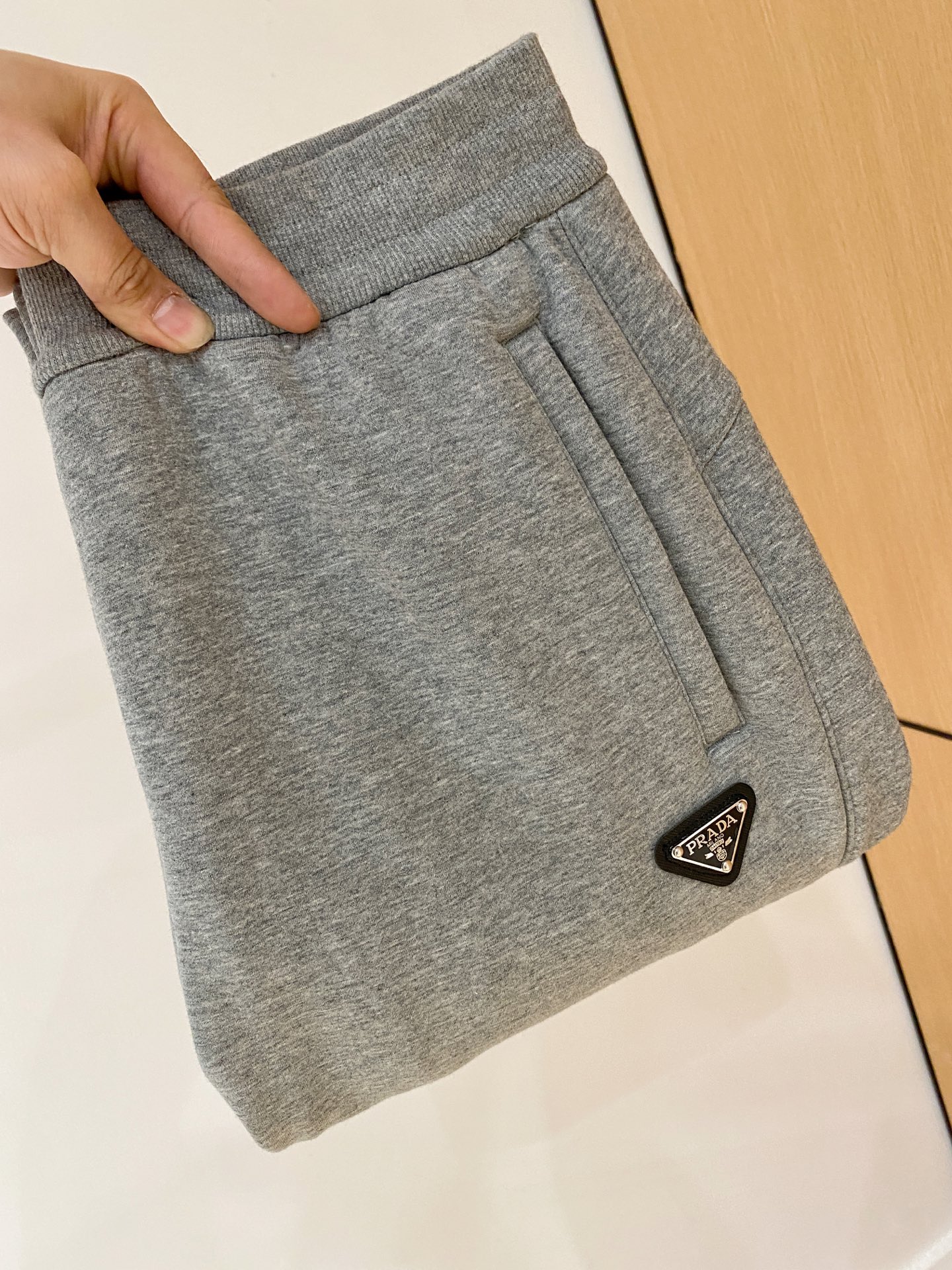 NO:648059,Prad2025 autumn and winter latest casual pants are lined with velvet and are very warm!  The shape is great, it can repair various leg shapes very well, and it is very personalized!  Soft and sweat-wicking, extremely comfortable. The waistband of the trouser legs is customized with elastic elastic bands and original accessories details. The upper body is sporty, casual and fashionable, a must-have for casual outings and travel. - Sizes L-XXXXL, prada, alexander wang19860909Prad2025秋冬最新休闲裤 内里加绒,非常保暖！版型超赞,能很好的修复各种腿型,非常个性！柔软排汗,舒适度极高.裤腿腰部订制松紧橡筋、原版辅料细节.上身运动休闲时尚,出街休闲、外出旅游必备.- 尺码L-XXXXL,,prada,alexander wang,Men's clothing