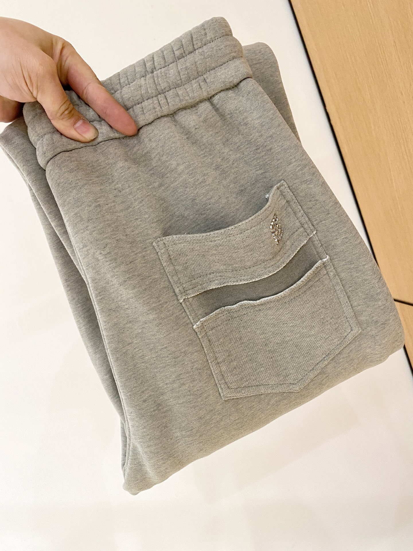 NO:648021,Loewe 2025 autumn and winter latest series of men's thickened casual pants!  It's lined with velvet and is very warm, so those in the north should quickly prepare it!  Made of customer-supplied elastic soft cotton material, soft and delicate, and feels great!  The brand style is clear at a glance!  Minimalist design, no extra exaggerated elements to declare victory, fine details, original custom-made hardware accessories, just the right thickness, easy to control in all weathers, classic color upper body, very energetic, multiple styles of wear, casual business, daily life, fashion trends can be controlled!  The overall style and fashion sense are extremely outstanding, bringing extraordinary clothing taste!  Size M-XXXL,,loewe,alexander wang19860909Loewe 2025秋冬最新系列男士加厚休闲裤！ 内里加绒,非常保暖,北方的宝子们赶紧备上！ 采用客供弹力柔棉材质,柔软细腻,手感绝佳！品牌格调一览无余！极简主义设计,没有多余浮夸的元素来宣兵夺主,细节做工精细,五金配件原版定制,厚薄程度也是恰到好处,轻松驾驭各种天气,经典颜色上身很显精气神,多种风格穿搭,休闲商务、日常生活、时尚潮流均可驾驭！整体不论是档次还是时尚感都是极为出色的,带来非凡的衣着品味！ 尺码 M-XXXL,,loewe,alexander wang,Men's clothing