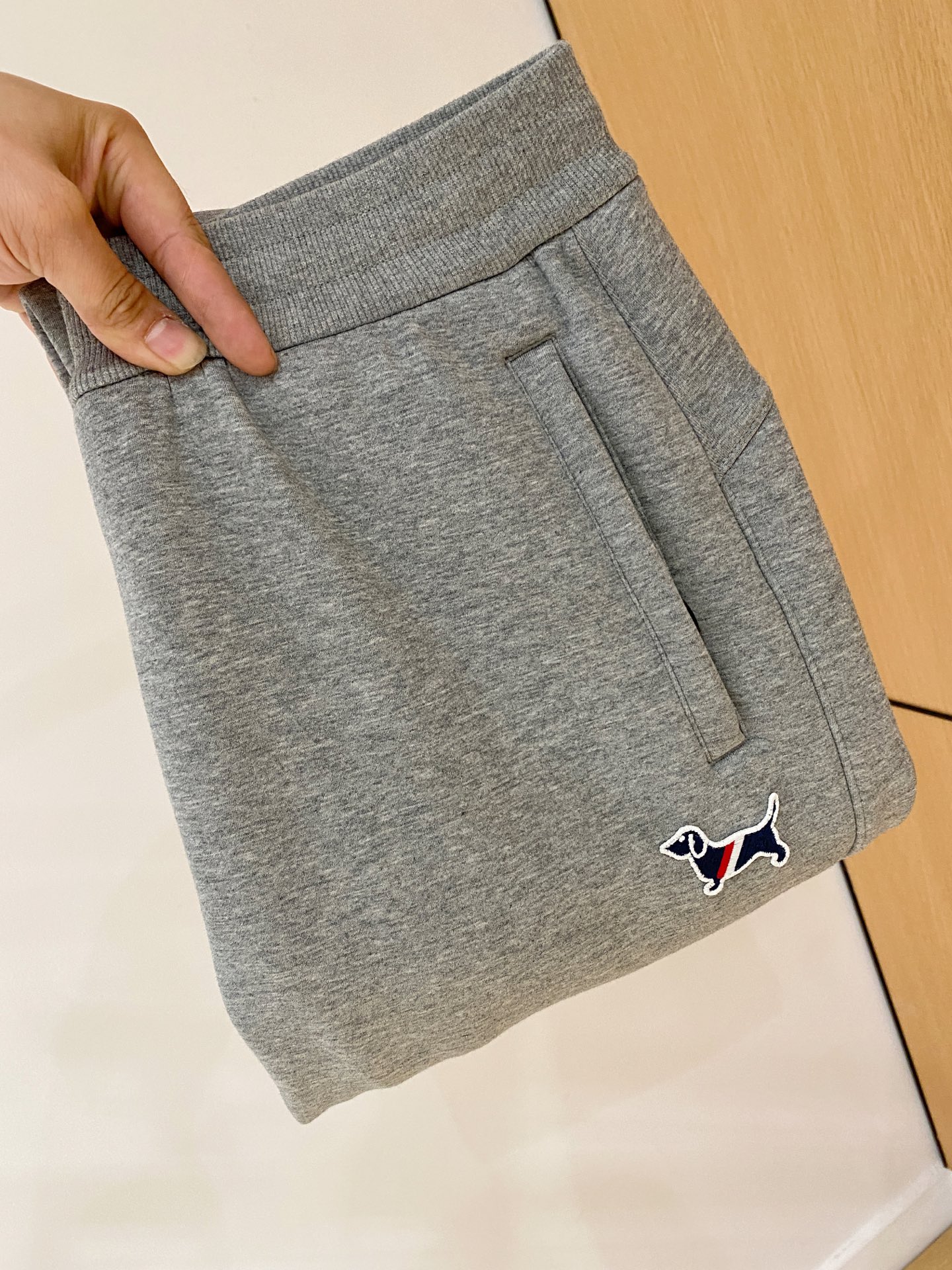 NO:648063,TB's latest casual pants for autumn and winter 2025 are lined with velvet and are very warm!  The shape is great, it can repair various leg shapes very well, and it is very personalized!  Soft and sweat-wicking, extremely comfortable. The waistband of the trouser legs is customized with elastic elastic bands and original accessories details. The upper body is sporty, casual and fashionable, a must-have for leisure and travel. Sizes L-XXXXL,, 19860909TB 2025秋冬最新休闲裤 内里加绒,非常保暖！版型超赞,能很好的修复各种腿型,非常个性！柔软排汗,舒适度极高.裤腿腰部订制松紧橡筋、原版辅料细节.上身运动休闲时尚,出街休闲、外出旅游必备. 尺码L-XXXXL,, ,Men's clothing