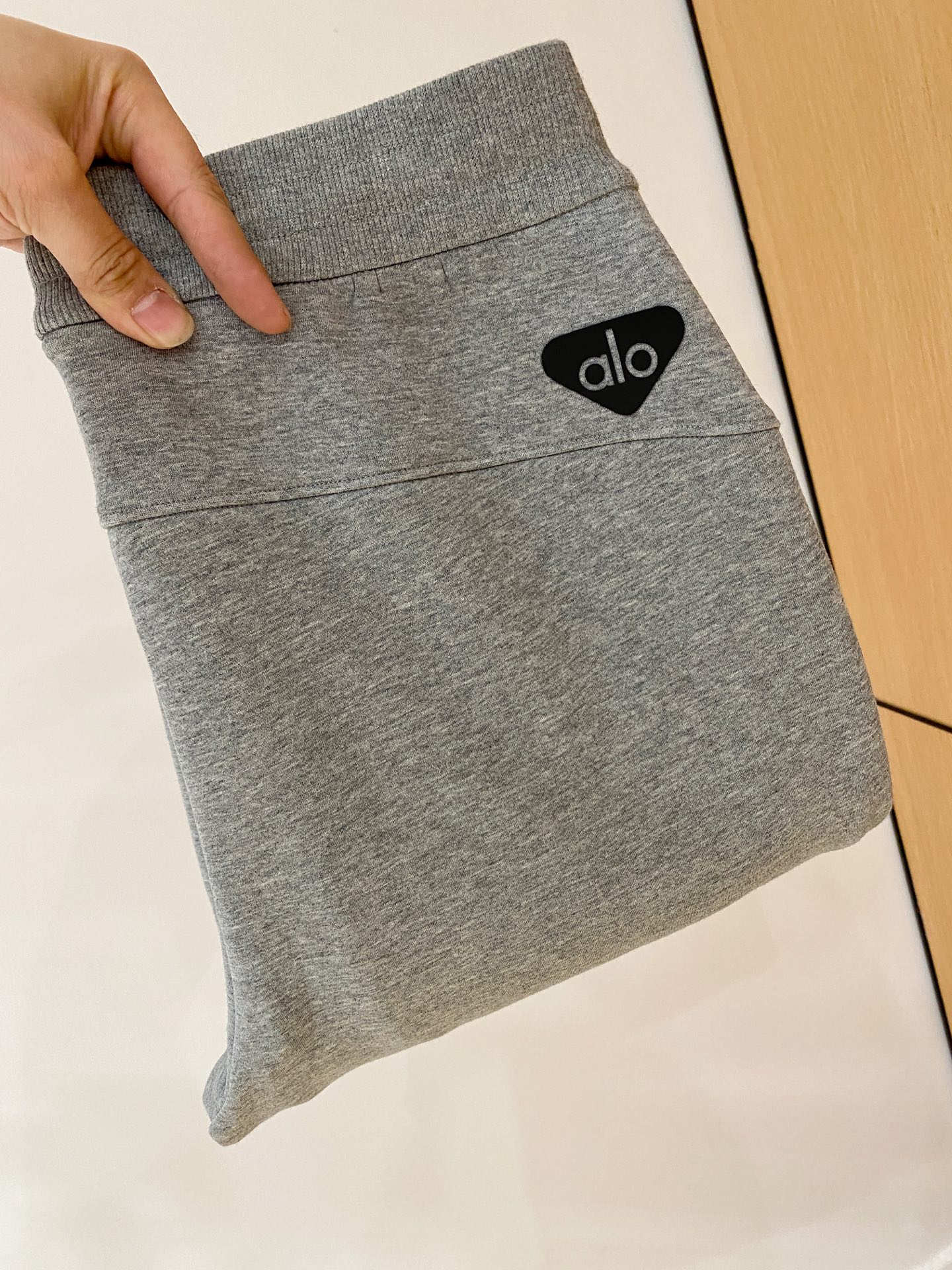 NO:648067,alo's latest casual pants for autumn and winter 2025 are lined with velvet and are very warm!  The shape is great, it can repair various leg shapes very well, and it is very personalized!  Soft and sweat-wicking, extremely comfortable. The waistband of the trouser legs is customized with elastic elastic bands and original accessories details. The upper body is sporty, casual and fashionable, a must-have for leisure and travel. Sizes L-XXXXL,,alexander wang19860909alo 2025秋冬最新休闲裤 内里加绒,非常保暖！版型超赞,能很好的修复各种腿型,非常个性！柔软排汗,舒适度极高.裤腿腰部订制松紧橡筋、原版辅料细节.上身运动休闲时尚,出街休闲、外出旅游必备. 尺码L-XXXXL,,alexander wang,Men's clothing