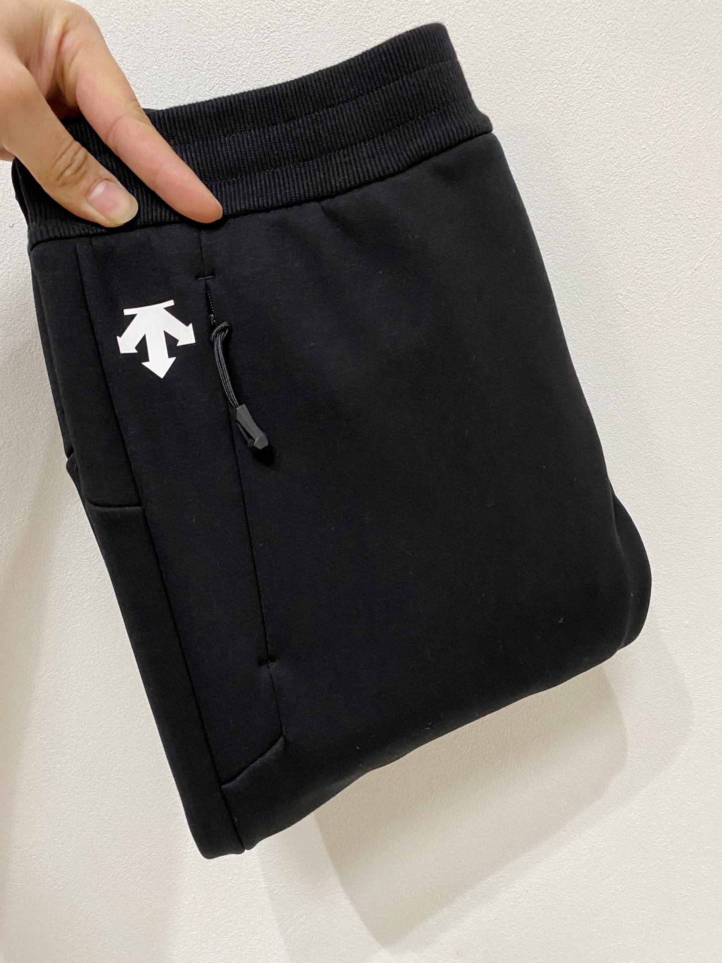 NO:657179,Descente men's casual pants, quick-drying fabric casual pants, the latest upper body style is invincible!  You can definitely close your eyes and close your eyes. This type of pants is very versatile and has an elastic waist. It can be worn in daily work and outdoor sports. It is the perfect combination of fashion, leisure and outdoor sports, so it is your best choice whether you wear it daily or outdoors. Extreme comfort and quick perspiration are the most popular focus, improving the wearing comfort. It is suitable for aerobic exercise and cross-country running. This type of running casual pants has an extremely wide range of applications, allowing you to naturally maintain your love for sports in the summer, and can also be worn in leisure life.  Size L-4XL,,alexander wang19860909迪桑特 男士休闲裤 速干面料休闲裤,最新款上身版型无敌正！ 绝对可以闭眼收的一款 此款裤子非常百搭,弹力腰围,日常上班 户外运动都可以穿着,是时尚休闲与户外运动的完美结合,所以无论您平时穿或者户外穿都是您的最佳选择. 极致舒适和快速排汗是备受青睐的重点,提升穿着舒适度,适合有氧运动和越野跑条件下穿着,此款是一件适用范围极其广泛的跑步休闲裤,让你在夏天自然可以保持对运动热爱,也可以在休闲生活中穿着 尺码L-4XL,,alexander wang,Men's clothing