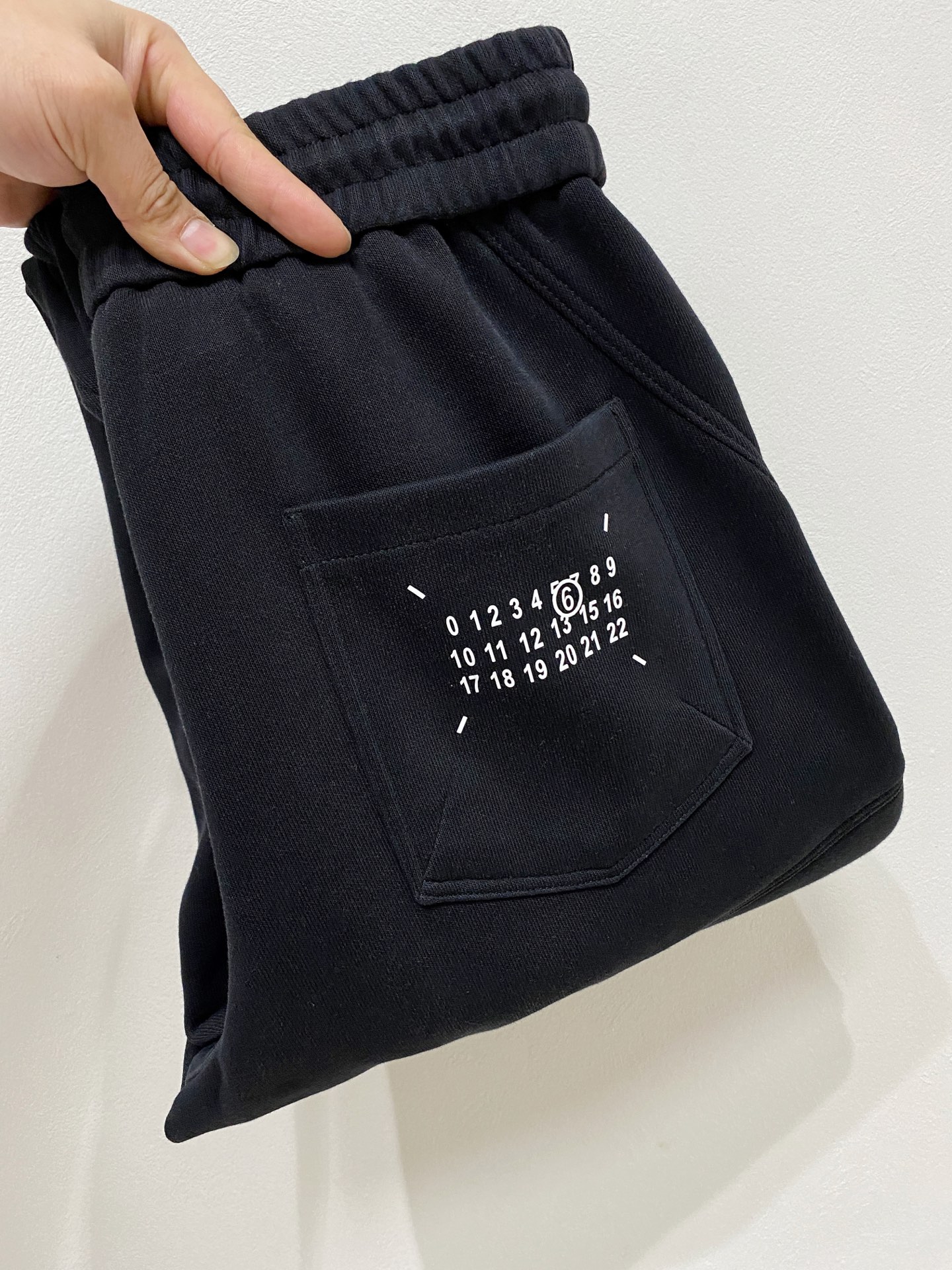 NO:657184,Margiela's latest 2025 autumn and winter series of men's thickened casual pants!  It's lined with velvet and is very warm, so those in the north should quickly prepare it!  Made of customer-supplied elastic soft cotton material, soft and delicate, and feels great!  The brand style is clear at a glance!  Minimalist design, no extra exaggerated elements to declare victory, fine details, original custom-made hardware accessories, just the right thickness, easy to control in all weathers, classic color upper body, very energetic, multiple styles of wear, casual business, daily life, fashion trends can be controlled!  The overall style and fashion sense are extremely outstanding, bringing extraordinary clothing taste!  Size 28-36,masion margiela,alexander wang19860909马吉拉 2025秋冬最新系列男士加厚休闲裤！ 内里加绒,非常保暖,北方的宝子们赶紧备上！ 采用客供弹力柔棉材质,柔软细腻,手感绝佳！品牌格调一览无余！极简主义设计,没有多余浮夸的元素来宣兵夺主,细节做工精细,五金配件原版定制,厚薄程度也是恰到好处,轻松驾驭各种天气,经典颜色上身很显精气神,多种风格穿搭,休闲商务、日常生活、时尚潮流均可驾驭！整体不论是档次还是时尚感都是极为出色的,带来非凡的衣着品味！ 尺码28-36,,masion margiela,alexander wang,Men's clothing