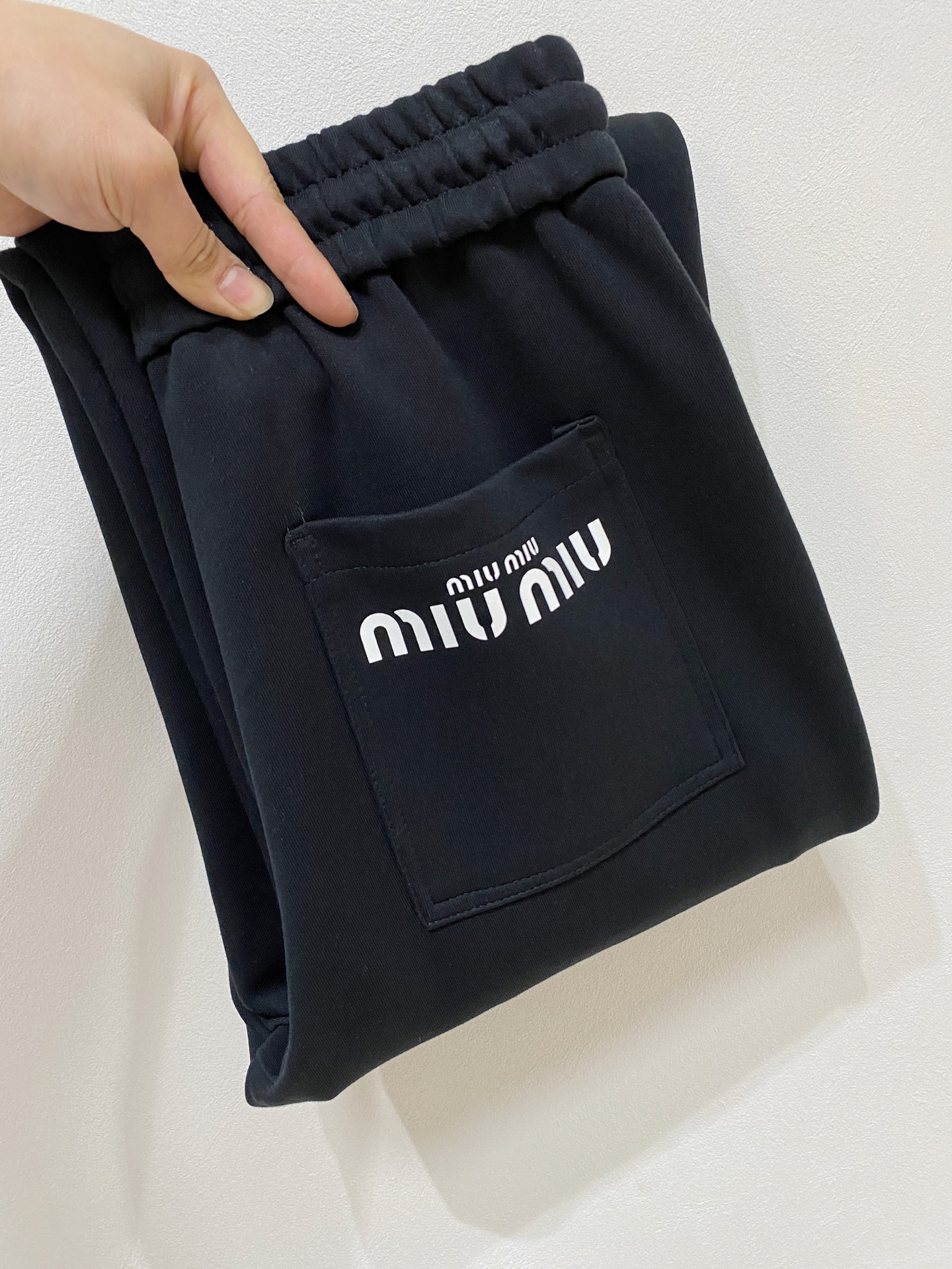 NO:657198,miumiu2025 autumn and winter latest series of men's thickened casual pants!  It's lined with velvet and is very warm, so those in the north should quickly prepare it!  Made of customer-supplied elastic soft cotton material, soft and delicate, and feels great!  The brand style is clear at a glance!  Minimalist design, no extra exaggerated elements to declare victory, fine details, original custom-made hardware accessories, just the right thickness, easy to control in all weathers, classic color upper body, very energetic, multiple styles of wear, casual business, daily life, fashion trends can be controlled!  The overall style and fashion sense are extremely outstanding, bringing extraordinary clothing taste!  Size m-xxxl,,miumiu,alexander wang19860909miumiu2025秋冬最新系列男士加厚休闲裤！ 内里加绒,非常保暖,北方的宝子们赶紧备上！ 采用客供弹力柔棉材质,柔软细腻,手感绝佳！品牌格调一览无余！极简主义设计,没有多余浮夸的元素来宣兵夺主,细节做工精细,五金配件原版定制,厚薄程度也是恰到好处,轻松驾驭各种天气,经典颜色上身很显精气神,多种风格穿搭,休闲商务、日常生活、时尚潮流均可驾驭！整体不论是档次还是时尚感都是极为出色的,带来非凡的衣着品味！ 尺码m-xxxl,,miumiu,alexander wang,Men's clothing