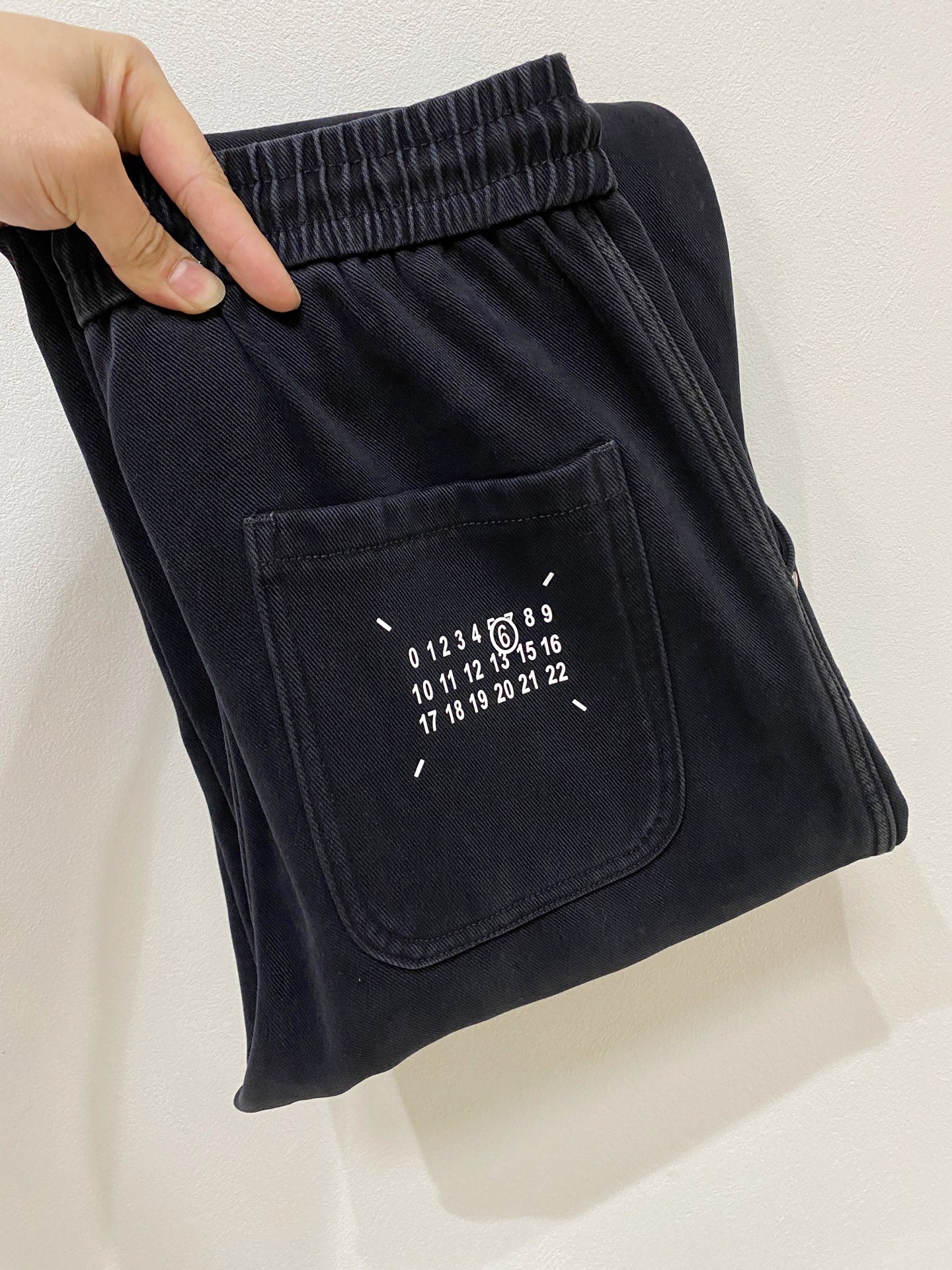 NO:657202,Margiela's latest 2025 autumn and winter series of men's thickened casual pants!  It's lined with velvet and is very warm, so those in the north should quickly prepare it!  Made of customer-supplied elastic soft cotton material, soft and delicate, and feels great!  The brand style is clear at a glance!  Minimalist design, no extra exaggerated elements to declare victory, fine details, original custom-made hardware accessories, just the right thickness, easy to control in all weathers, classic color upper body, very energetic, multiple styles of wear, casual business, daily life, fashion trends can be controlled!  The overall style and fashion sense are extremely outstanding, bringing extraordinary clothing taste!  Size M-XXXL,masion margiela,alexander wang19860909马吉拉 2025秋冬最新系列男士加厚休闲裤！ 内里加绒,非常保暖,北方的宝子们赶紧备上！ 采用客供弹力柔棉材质,柔软细腻,手感绝佳！品牌格调一览无余！极简主义设计,没有多余浮夸的元素来宣兵夺主,细节做工精细,五金配件原版定制,厚薄程度也是恰到好处,轻松驾驭各种天气,经典颜色上身很显精气神,多种风格穿搭,休闲商务、日常生活、时尚潮流均可驾驭！整体不论是档次还是时尚感都是极为出色的,带来非凡的衣着品味！ 尺码M-XXXL,,masion margiela,alexander wang,Men's clothing