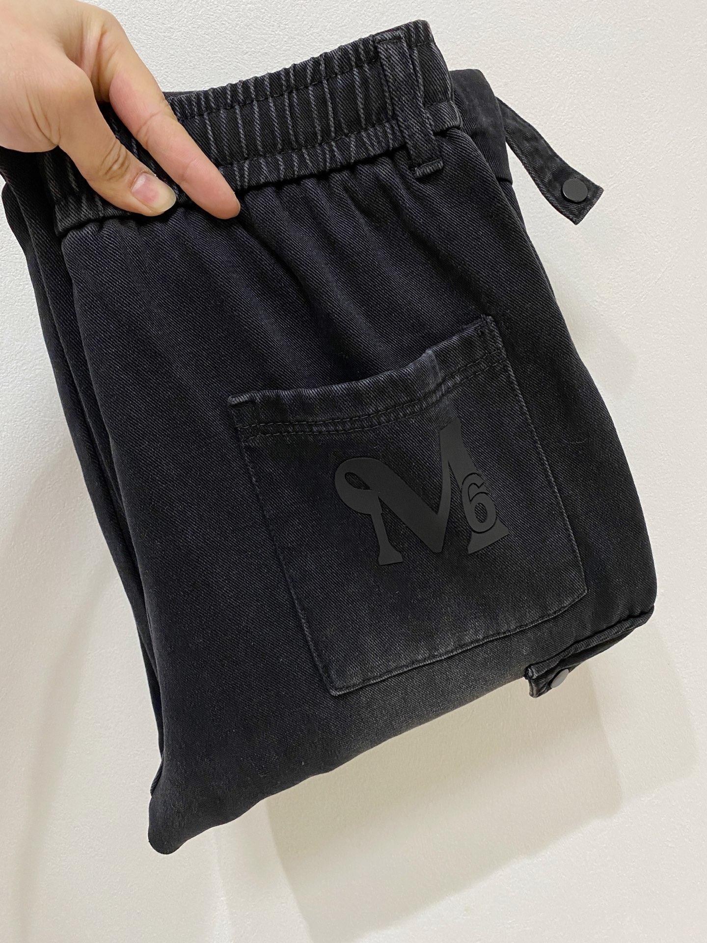 NO:657206,Margiela's latest casual work jeans for autumn and winter, thickened style!  A must-have for fashionistas, very personal!  Lined with fleece, very warm!  Extremely comfortable. Customized elastic waistband and original accessories details. The upper body is sporty, casual and fashionable, a must-have for leisure and travel. Size M-XXXL, masion margiela, jeans, alexander wang19860909马吉拉 秋冬最新休闲工装牛仔裤 加厚款！潮人必备 非常个性！内里加绒,非常保暖！舒适度极高.腰部订制松紧橡筋、原版辅料细节.上身运动休闲时尚,出街休闲、外出旅游必备. 尺码 M-XXXL,,masion margiela,jeans,alexander wang,Men's clothing