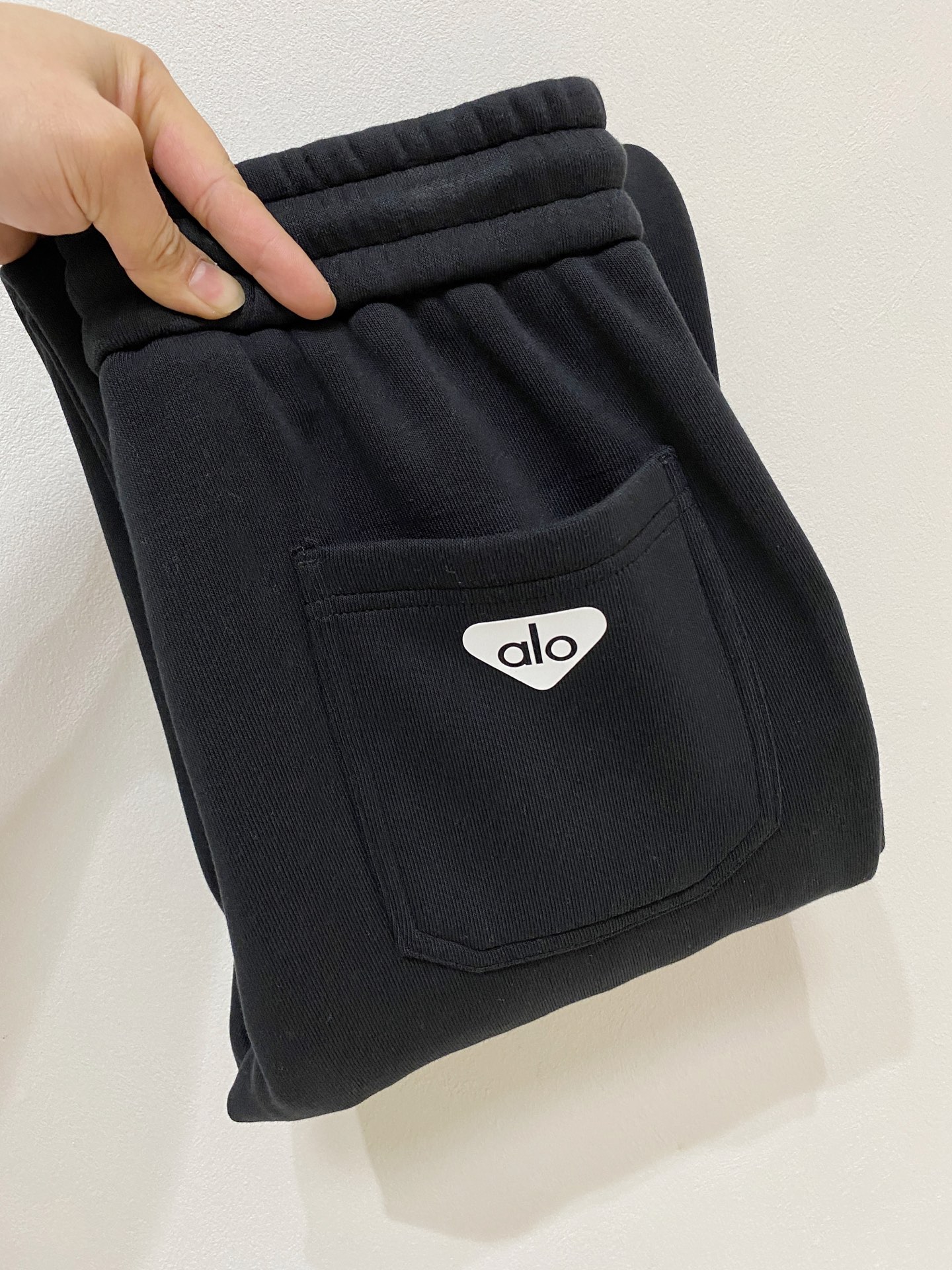 NO:657210,alo 2025 autumn and winter latest series of men's thickened casual pants!  It's lined with velvet and is very warm, so those in the north should quickly prepare it!  Made of customer-supplied elastic soft cotton material, soft and delicate, and feels great!  The brand style is clear at a glance!  Minimalist design, no extra exaggerated elements to declare victory, fine details, original custom-made hardware accessories, just the right thickness, easy to control in all weathers, classic color upper body, very energetic, multiple styles of wear, casual business, daily life, fashion trends can be controlled!  The overall style and fashion sense are extremely outstanding, bringing extraordinary clothing taste!  Size M-XXXL,,alexander wang19860909alo 2025秋冬最新系列男士加厚休闲裤！ 内里加绒,非常保暖,北方的宝子们赶紧备上！ 采用客供弹力柔棉材质,柔软细腻,手感绝佳！品牌格调一览无余！极简主义设计,没有多余浮夸的元素来宣兵夺主,细节做工精细,五金配件原版定制,厚薄程度也是恰到好处,轻松驾驭各种天气,经典颜色上身很显精气神,多种风格穿搭,休闲商务、日常生活、时尚潮流均可驾驭！整体不论是档次还是时尚感都是极为出色的,带来非凡的衣着品味！ 尺码 M-XXXL,,alexander wang,Men's clothing