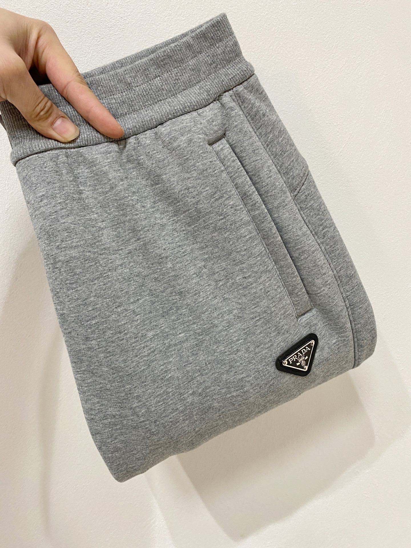 NO:657174,Prad2025 autumn and winter latest casual pants are lined with velvet and are very warm!  The shape is great, it can repair various leg shapes very well, and it is very personalized!  Soft and sweat-wicking, extremely comfortable. The waistband of the trouser legs is customized with elastic elastic bands and original accessories details. The upper body is sporty, casual and fashionable, a must-have for casual outings and travel. - Sizes L-XXXXL, prada, alexander wang19860909Prad2025秋冬最新休闲裤 内里加绒,非常保暖！版型超赞,能很好的修复各种腿型,非常个性！柔软排汗,舒适度极高.裤腿腰部订制松紧橡筋、原版辅料细节.上身运动休闲时尚,出街休闲、外出旅游必备.- 尺码L-XXXXL,,prada,alexander wang,Men's clothing