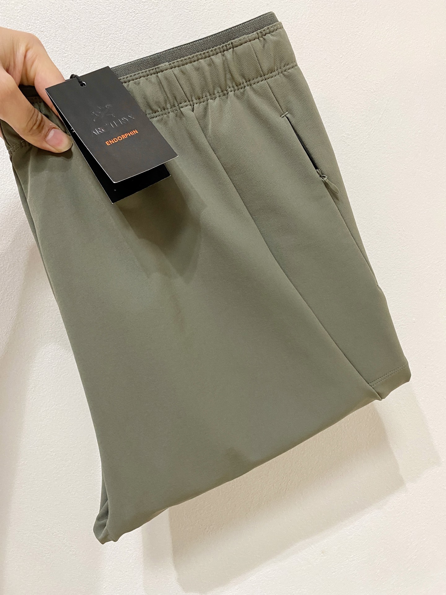 NO:657189,Arc'teryx men's casual pants, quick-drying fabric casual pants, the latest upper body style is invincible!  You can definitely close your eyes and close your eyes. This type of pants is very versatile and has an elastic waist. It can be worn in daily work and outdoor sports. It is the perfect combination of fashion and leisure and outdoor sports, so it is your best choice whether you wear it daily or outdoors. Extreme comfort and quick sweat wicking are popular focuses, improving wearing comfort. It is suitable for aerobic exercise and cross-country running conditions. This type of running casual pants has an extremely wide range of applications, allowing you to naturally maintain your love for sports in summer, and can also be worn in leisure life -  Size L-4XL,arc'teryx,alexander wang19860909始祖鸟 男士休闲裤 速干面料休闲裤,最新款上身版型无敌正！ 绝对可以闭眼收的一款 此款裤子非常百搭,弹力腰围,日常上班 户外运动都可以穿着,是时尚休闲与户外运动的完美结合,所以无论您平时穿或者户外穿都是您的最佳选择. 极致舒适和快速排汗是备受青睐的重点,提升穿着舒适度,适合有氧运动和越野跑条件下穿着,此款是一件适用范围极其广泛的跑步休闲裤,让你在夏天自然可以保持对运动热爱,也可以在休闲生活中穿着- 尺码 L-4XL,arc'teryx,alexander wang,Men's clothing