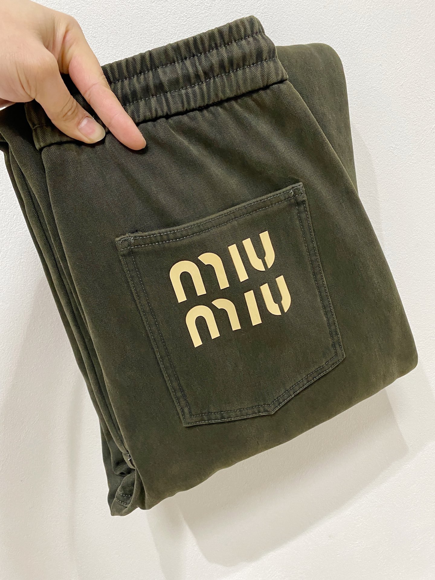 NO:657214,miumiu 2025 autumn and winter latest series of men's thickened casual pants!  It's lined with velvet and is very warm, so those in the north should quickly prepare it!  Made of customer-supplied elastic soft cotton material, soft and delicate, and feels great!  The brand style is clear at a glance!  Minimalist design, no extra exaggerated elements to declare victory, fine details, original custom-made hardware accessories, just the right thickness, easy to control in all weathers, classic color upper body, very energetic, multiple styles of wear, casual business, daily life, fashion trends can be controlled!  The overall style and fashion sense are extremely outstanding, bringing extraordinary clothing taste!  Size 28-36,,miumiu,alexander wang19860909miumiu 2025秋冬最新系列男士加厚休闲裤！ 内里加绒,非常保暖,北方的宝子们赶紧备上！ 采用客供弹力柔棉材质,柔软细腻,手感绝佳！品牌格调一览无余！极简主义设计,没有多余浮夸的元素来宣兵夺主,细节做工精细,五金配件原版定制,厚薄程度也是恰到好处,轻松驾驭各种天气,经典颜色上身很显精气神,多种风格穿搭,休闲商务、日常生活、时尚潮流均可驾驭！整体不论是档次还是时尚感都是极为出色的,带来非凡的衣着品味！ 尺码28-36,,miumiu,alexander wang,Men's clothing