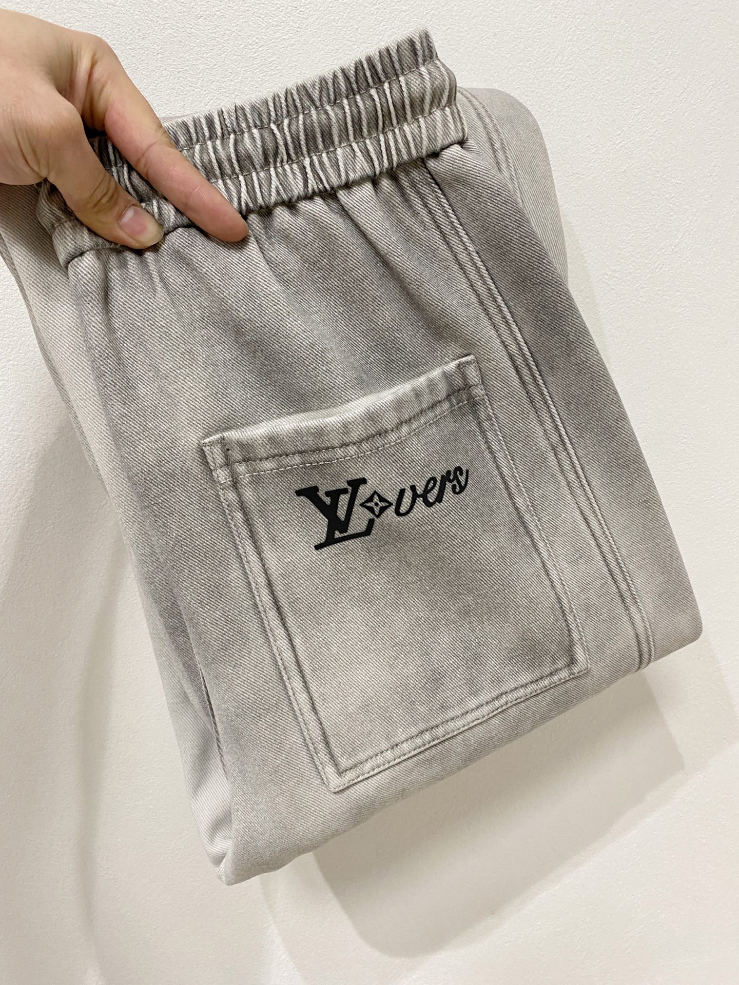 NO:657219,Lv 2025 autumn and winter latest series of men's thickened casual pants!  It's lined with velvet and is very warm, so those in the north should quickly prepare it!  Made of customer-supplied elastic soft cotton material, soft and delicate, and feels great!  The brand style is clear at a glance!  Minimalist design, no extra exaggerated elements to declare victory, fine details, original custom-made hardware accessories, just the right thickness, easy to control in all weathers, classic color upper body, very energetic, multiple styles of wear, casual business, daily life, fashion trends can be controlled!  The overall style and fashion sense are extremely outstanding, bringing extraordinary clothing taste!  Size M-XXXL,,louis vuitton,alexander wang19860909Lv 2025秋冬最新系列男士加厚休闲裤！ 内里加绒,非常保暖,北方的宝子们赶紧备上！ 采用客供弹力柔棉材质,柔软细腻,手感绝佳！品牌格调一览无余！极简主义设计,没有多余浮夸的元素来宣兵夺主,细节做工精细,五金配件原版定制,厚薄程度也是恰到好处,轻松驾驭各种天气,经典颜色上身很显精气神,多种风格穿搭,休闲商务、日常生活、时尚潮流均可驾驭！整体不论是档次还是时尚感都是极为出色的,带来非凡的衣着品味！ 尺码M-XXXL,,louis vuitton,alexander wang,Men's clothing