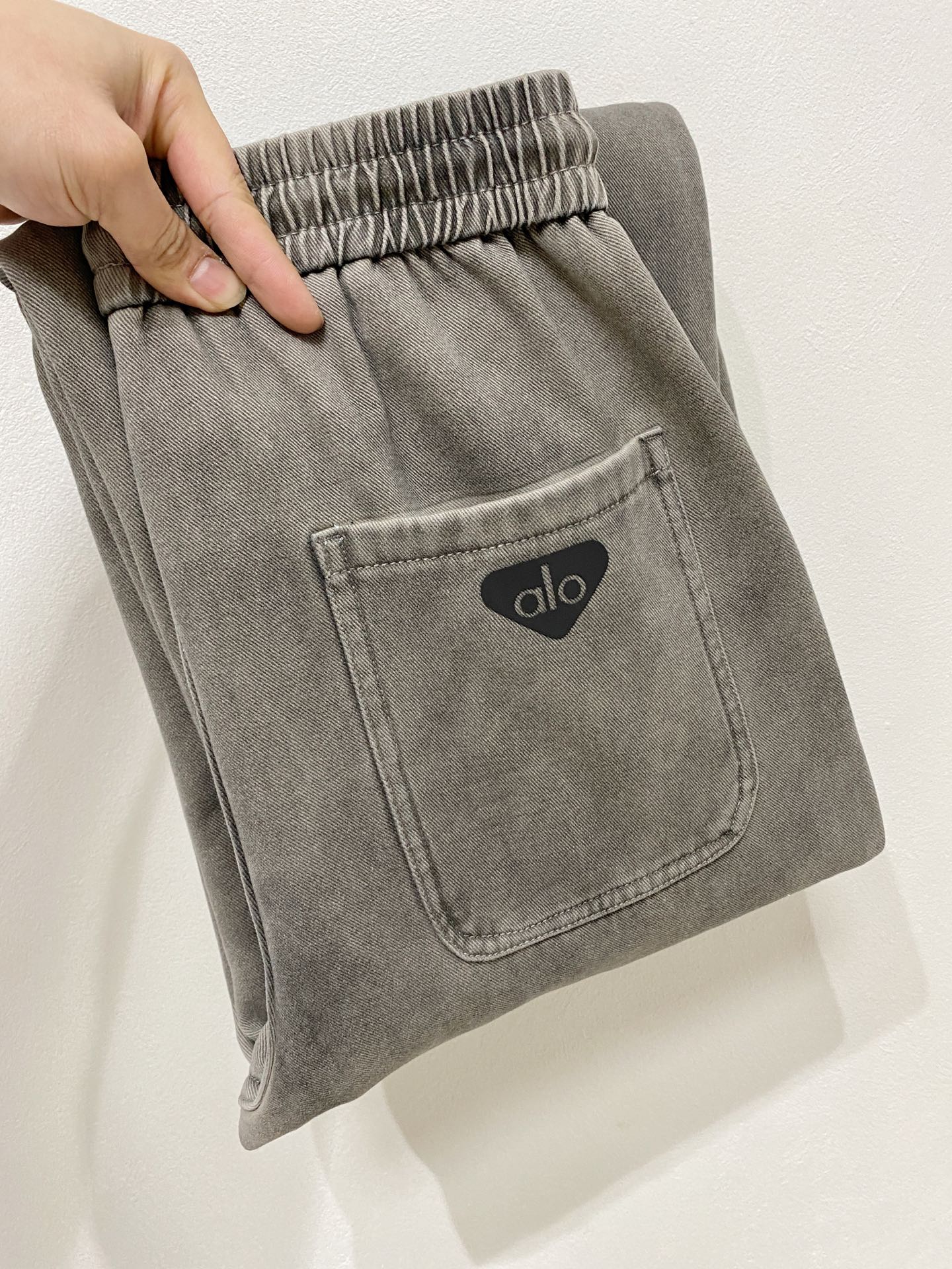 NO:657224,alo 2025 autumn and winter latest series of men's thickened casual pants!  It's lined with velvet and is very warm, so those in the north should quickly prepare it!  Made of customer-supplied elastic soft cotton material, soft and delicate, and feels great!  The brand style is clear at a glance!  Minimalist design, no extra exaggerated elements to declare victory, fine details, original custom-made hardware accessories, just the right thickness, easy to control in all weathers, classic color upper body, very energetic, multiple styles of wear, casual business, daily life, fashion trends can be controlled!  The overall style and fashion sense are extremely outstanding, bringing extraordinary clothing taste!  Size M-XXXL,,alexander wang19860909alo 2025秋冬最新系列男士加厚休闲裤！ 内里加绒,非常保暖,北方的宝子们赶紧备上！ 采用客供弹力柔棉材质,柔软细腻,手感绝佳！品牌格调一览无余！极简主义设计,没有多余浮夸的元素来宣兵夺主,细节做工精细,五金配件原版定制,厚薄程度也是恰到好处,轻松驾驭各种天气,经典颜色上身很显精气神,多种风格穿搭,休闲商务、日常生活、时尚潮流均可驾驭！整体不论是档次还是时尚感都是极为出色的,带来非凡的衣着品味！ 尺码M-XXXL,,alexander wang,Men's clothing