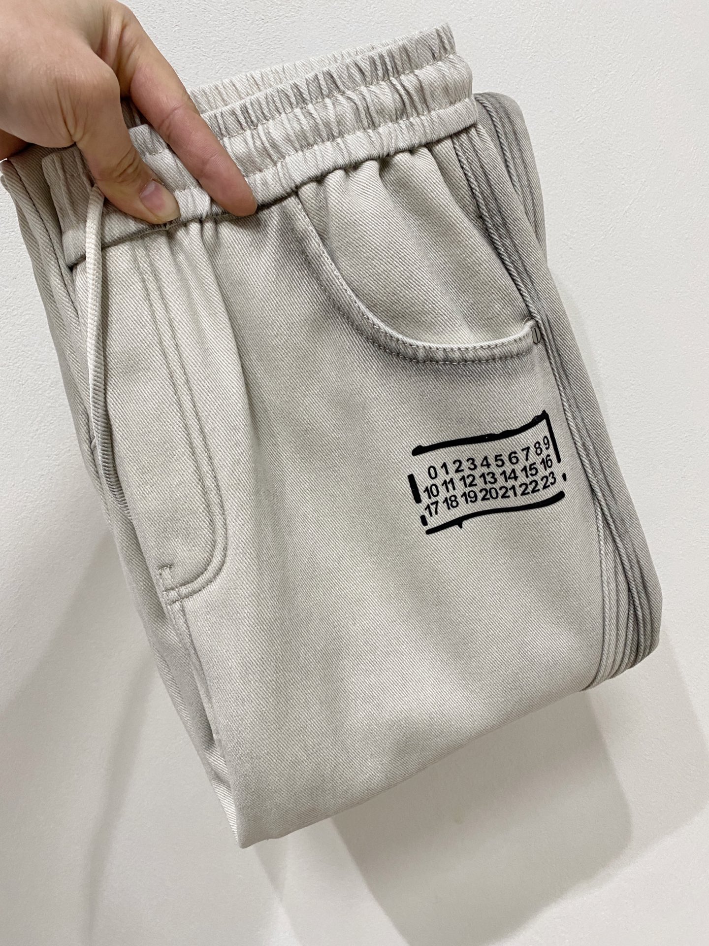 NO:657229,Margiela's latest 2025 autumn and winter series of men's thickened casual pants!  It's lined with velvet and is very warm, so those in the north should quickly prepare it!  Made of customer-supplied elastic soft cotton material, soft and delicate, and feels great!  The brand style is clear at a glance!  Minimalist design, no extra exaggerated elements to declare victory, fine details, original custom-made hardware accessories, just the right thickness, easy to control in all weathers, classic color upper body, very energetic, multiple styles of wear, casual business, daily life, fashion trends can be controlled!  The overall style and fashion sense are extremely outstanding, bringing extraordinary clothing taste!  Size m-xxxl,,masion margiela,alexander wang19860909马吉拉 2025秋冬最新系列男士加厚休闲裤！ 内里加绒,非常保暖,北方的宝子们赶紧备上！ 采用客供弹力柔棉材质,柔软细腻,手感绝佳！品牌格调一览无余！极简主义设计,没有多余浮夸的元素来宣兵夺主,细节做工精细,五金配件原版定制,厚薄程度也是恰到好处,轻松驾驭各种天气,经典颜色上身很显精气神,多种风格穿搭,休闲商务、日常生活、时尚潮流均可驾驭！整体不论是档次还是时尚感都是极为出色的,带来非凡的衣着品味！ 尺码m-xxxl,,masion margiela,alexander wang,Men's clothing