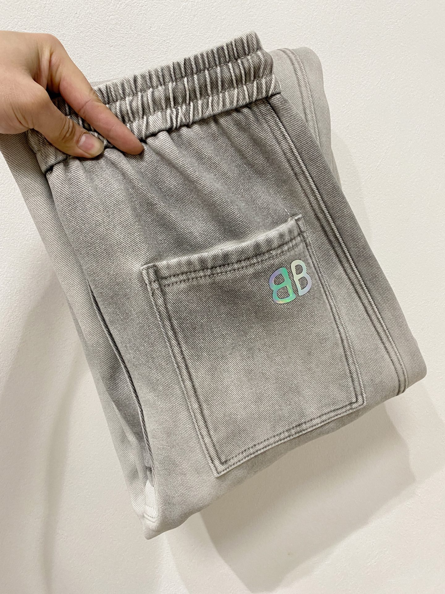 NO:657234,Balenciaga 2025 autumn and winter latest series of men's thickened casual pants!  It's lined with velvet and is very warm, so those in the north should quickly prepare it!  Made of customer-supplied elastic soft cotton material, soft and delicate, and feels great!  The brand style is clear at a glance!  Minimalist design, no extra exaggerated elements to declare victory, fine details, original custom-made hardware accessories, just the right thickness, easy to control in all weathers, classic color upper body, very energetic, multiple styles of wear, casual business, daily life, fashion trends can be controlled!  The overall style and fashion sense are extremely outstanding, bringing extraordinary clothing taste!  Size m-xxxl,,balenciaga,alexander wang19860909巴黎世家 2025秋冬最新系列男士加厚休闲裤！ 内里加绒,非常保暖,北方的宝子们赶紧备上！ 采用客供弹力柔棉材质,柔软细腻,手感绝佳！品牌格调一览无余！极简主义设计,没有多余浮夸的元素来宣兵夺主,细节做工精细,五金配件原版定制,厚薄程度也是恰到好处,轻松驾驭各种天气,经典颜色上身很显精气神,多种风格穿搭,休闲商务、日常生活、时尚潮流均可驾驭！整体不论是档次还是时尚感都是极为出色的,带来非凡的衣着品味！ 尺码m-xxxl,,balenciaga,alexander wang,Men's clothing