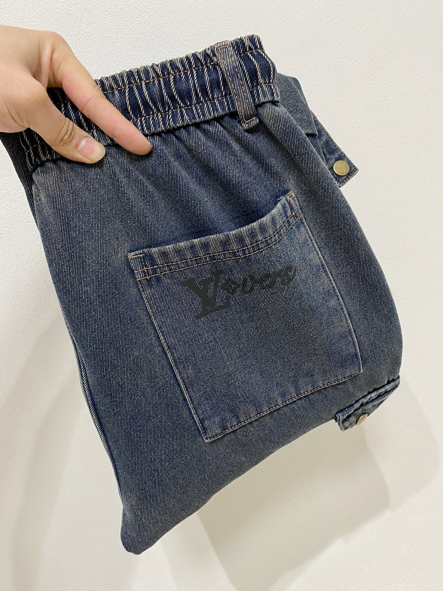 NO:657238,Lv's latest casual work jeans for autumn and winter are thickened!  A must-have for fashionistas, very personal!  Lined with fleece, very warm!  Extremely comfortable. Customized elastic bands on the waist and original accessories details. The upper body is sporty, casual and fashionable, a must-have for casual outings and travel. Sizes M-XXXL, Louis Vuitton, Jeans, Alexander Wang19860909Lv 秋冬最新休闲工装牛仔裤 加厚款！潮人必备 非常个性！内里加绒,非常保暖！舒适度极高.腰部订制松紧橡筋、原版辅料细节.上身运动休闲时尚,出街休闲、外出旅游必备. 尺码 M-XXXL,,louis vuitton,jeans,alexander wang,Men's clothing