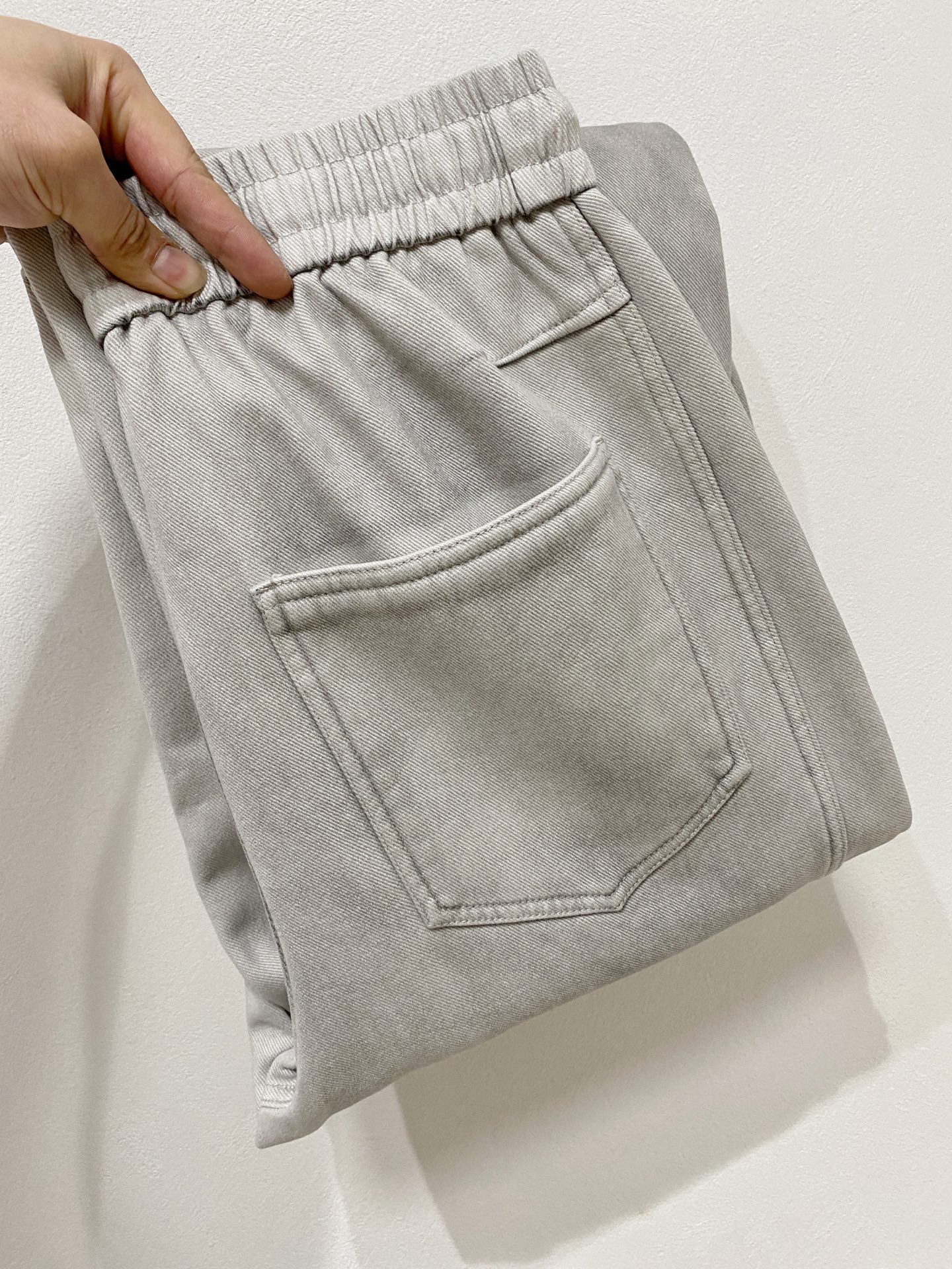 NO:657244,Arc'teryx 2025 autumn and winter latest series of men's thickened casual pants!  It's lined with velvet and is very warm, so those in the north should quickly prepare it!  Made of customer-supplied elastic soft cotton material, soft and delicate, and feels great!  The brand style is clear at a glance!  Minimalist design, no extra exaggerated elements to declare victory, fine details, original custom-made hardware accessories, just the right thickness, easy to control in all weathers, classic color upper body, very energetic, multiple styles of wear, casual business, daily life, fashion trends can be controlled!  The overall style and fashion sense are extremely outstanding, bringing extraordinary clothing taste!  Size m-xxxl,arc'teryx,alexander wang19860909始祖鸟 2025秋冬最新系列男士加厚休闲裤！ 内里加绒,非常保暖,北方的宝子们赶紧备上！ 采用客供弹力柔棉材质,柔软细腻,手感绝佳！品牌格调一览无余！极简主义设计,没有多余浮夸的元素来宣兵夺主,细节做工精细,五金配件原版定制,厚薄程度也是恰到好处,轻松驾驭各种天气,经典颜色上身很显精气神,多种风格穿搭,休闲商务、日常生活、时尚潮流均可驾驭！整体不论是档次还是时尚感都是极为出色的,带来非凡的衣着品味！ 尺码m-xxxl,arc'teryx,alexander wang,Men's clothing