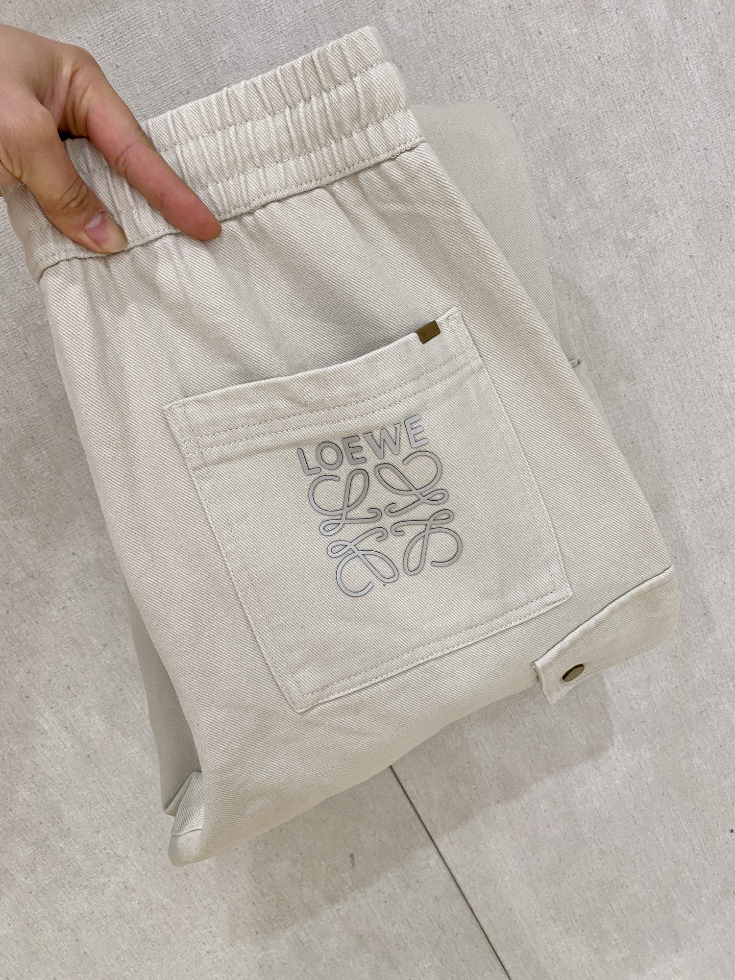 NO:654813,Luo Yiwei's [new product] early autumn 25ss casual pants golden classic appears again, original order high-quality fashionable casual pants. Super versatile. Exclusive custom-made fabrics, very wide and stylish, close-fitting and comfortable. The latest hardware accessories from the original custom counter. Super beautiful version, the upper body shows slender legs, the lining and routing are impeccable, you can attend any occasion, and once again emphasize that the fabric is very, very classy! Code number 29-38,,loewe,alexander wang19860909罗意威【新品】早秋25ss休闲裤金典再次出现,原单订制高品质时尚休闲裤.超级百搭款.独家定制面料,挺阔有型,贴身舒适.原版定制专柜最新五金辅料.超靓版型、上身显腿修长,內里,走线都无可挑剔,任何场合都可出席,再次强调面料非常非常显档次！码数 29-38,,loewe,alexander wang,Men's clothing