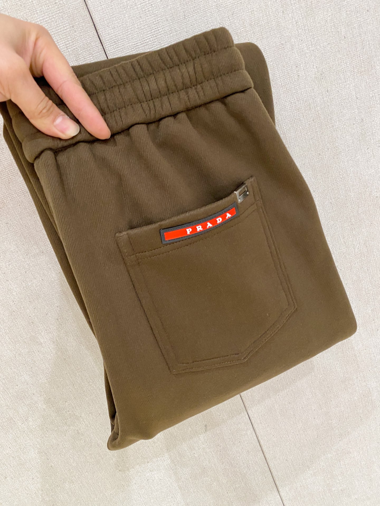 NO:654817,Prada [New Product] Early Autumn 25ss casual pants golden classic appears again, original order high-quality fashionable casual pants. Super versatile style. Exclusive customized fabric, very wide and stylish, close-fitting and comfortable. Original custom counter latest hardware accessories. Super beautiful version, upper body shows slender legs, lining and routing are impeccable, can be attended on any occasion, once again emphasize that the fabric is very, very high-end! Code number 29-38,,prada,alexander wang19860909普拉达【新品】早秋25ss休闲裤金典再次出现,原单订制高品质时尚休闲裤.超级百搭款.独家定制面料,挺阔有型,贴身舒适.原版定制专柜最新五金辅料.超靓版型、上身显腿修长,內里,走线都无可挑剔,任何场合都可出席,再次强调面料非常非常显档次！码数 29-38,,prada,alexander wang,Men's clothing