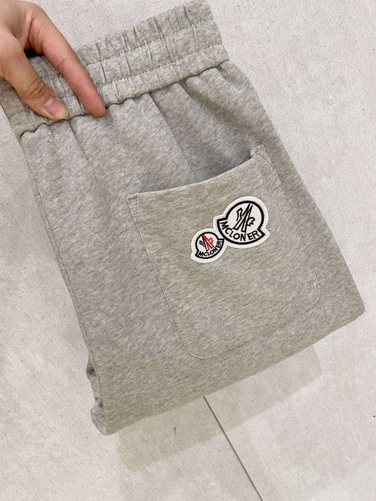 NO:654822,Mengkou [New Product] The Golden Classic of Early Autumn 25ss Casual Pants appears again, original order high-quality fashionable casual pants. Super versatile style. Exclusively customized fabric, very wide and stylish, close-fitting and comfortable. The latest hardware accessories from the original custom counter. Super beautiful shape, the upper body shows slender legs, the lining and routing are impeccable, you can attend any occasion, and once again emphasize that the fabric is very, very classy! Size 29-38,,Moncler,alexander wang19860909蒙口【新品】早秋25ss休闲裤金典再次出现,原单订制高品质时尚休闲裤.超级百搭款.独家定制面料,挺阔有型,贴身舒适.原版定制专柜最新五金辅料.超靓版型、上身显腿修长,內里,走线都无可挑剔,任何场合都可出席,再次强调面料非常非常显档次！码数 29-38,,Moncler,alexander wang,Men's clothing