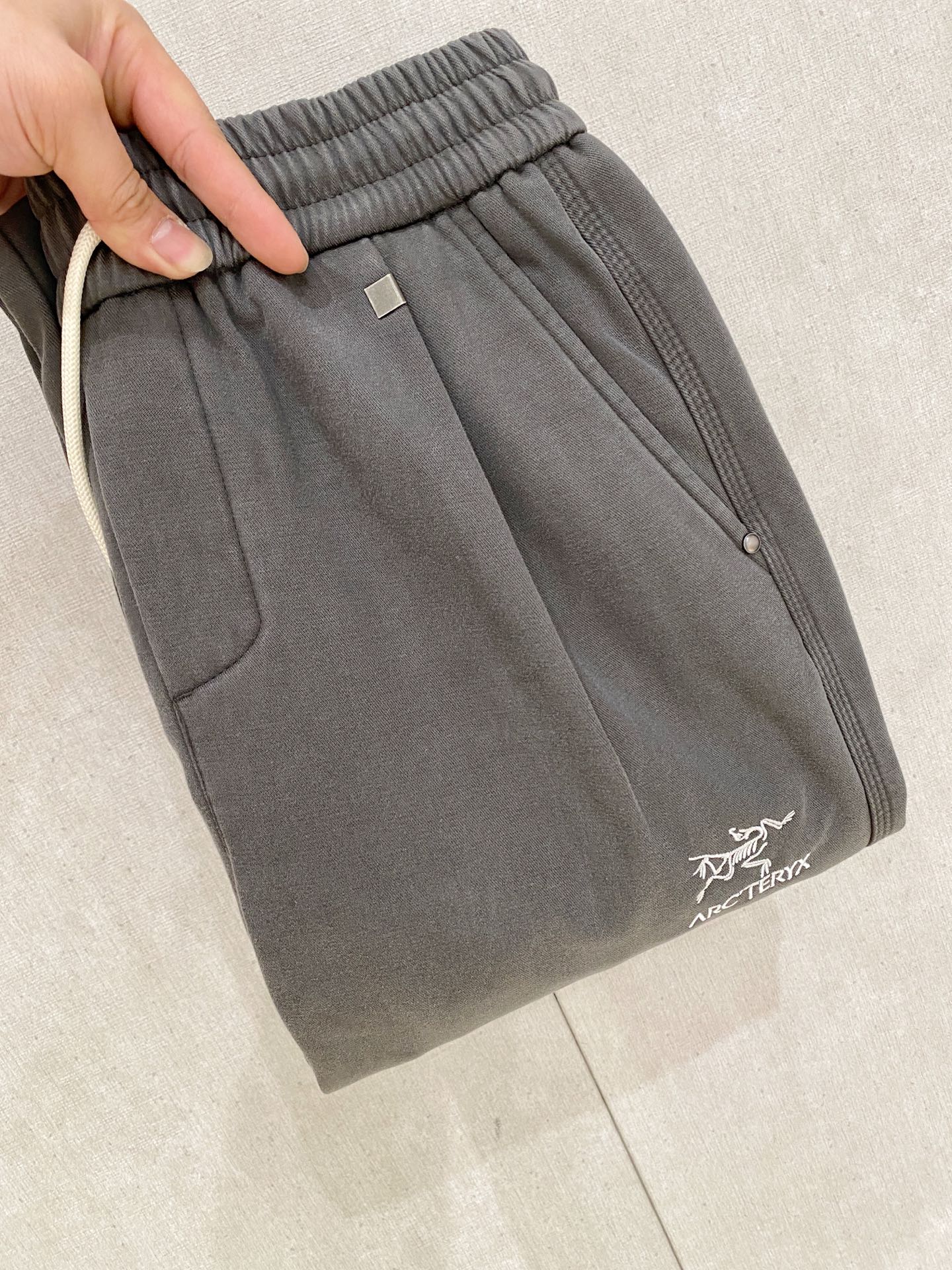 NO:654827,Arc'teryx [New Product] Early Autumn 25ss Casual Pants golden classic appears again, original order high-quality fashionable casual pants. Super versatile style. Exclusive customized fabric, very wide and stylish, close-fitting and comfortable. Original custom counter latest hardware accessories. Super beautiful version, the upper body shows slender legs, the lining and routing are impeccable, you can attend any occasion, once again emphasize that the fabric is very, very classy! Code number 29-38,arc'teryx,alexander wang19860909始祖鸟【新品】早秋25ss休闲裤金典再次出现,原单订制高品质时尚休闲裤.超级百搭款.独家定制面料,挺阔有型,贴身舒适.原版定制专柜最新五金辅料.超靓版型、上身显腿修长,內里,走线都无可挑剔,任何场合都可出席,再次强调面料非常非常显档次！码数 29-38,arc'teryx,alexander wang,Men's clothing