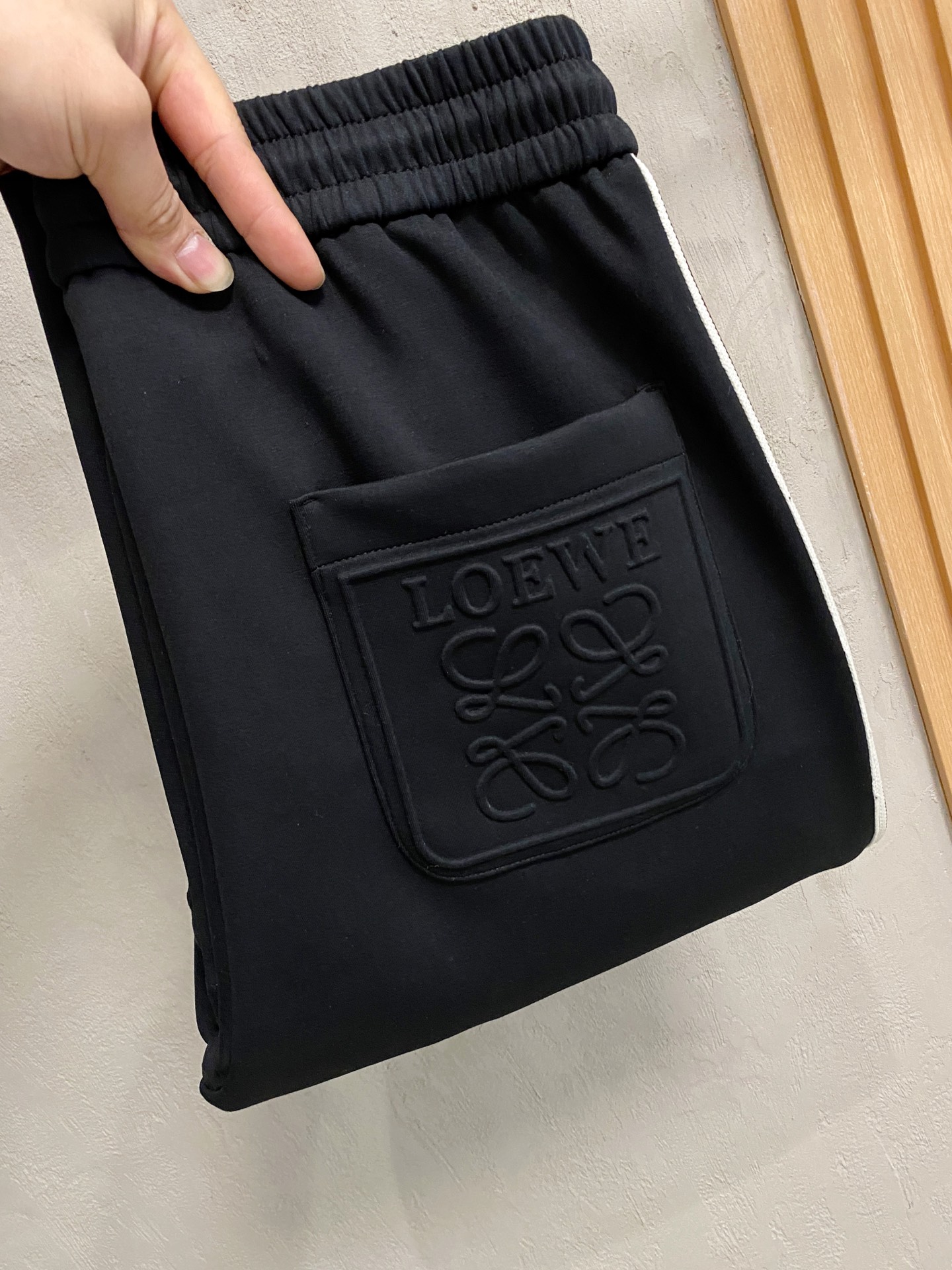 NO:662605,Luo Yiwei's [new product] Autumn and winter 25ss casual pants golden classic appears again, original order high-quality fashionable casual pants. Super versatile style. Exclusive customized fabric, very wide and stylish, close-fitting and comfortable. Original custom counter latest hardware accessories. Super beautiful version, the upper body shows slender legs, the lining and routing are impeccable, you can attend any occasion, once again emphasize that the fabric is very, very classy! Code number m-4xl,,loewe, 19860909罗意威【新品】秋冬25ss休闲裤金典再次出现,原单订制高品质时尚休闲裤.超级百搭款.独家定制面料,挺阔有型,贴身舒适.原版定制专柜最新五金辅料.超靓版型、上身显腿修长,內里,走线都无可挑剔,任何场合都可出席,再次强调面料非常非常显档次！码数 m-4xl,,loewe, ,Men's clothing