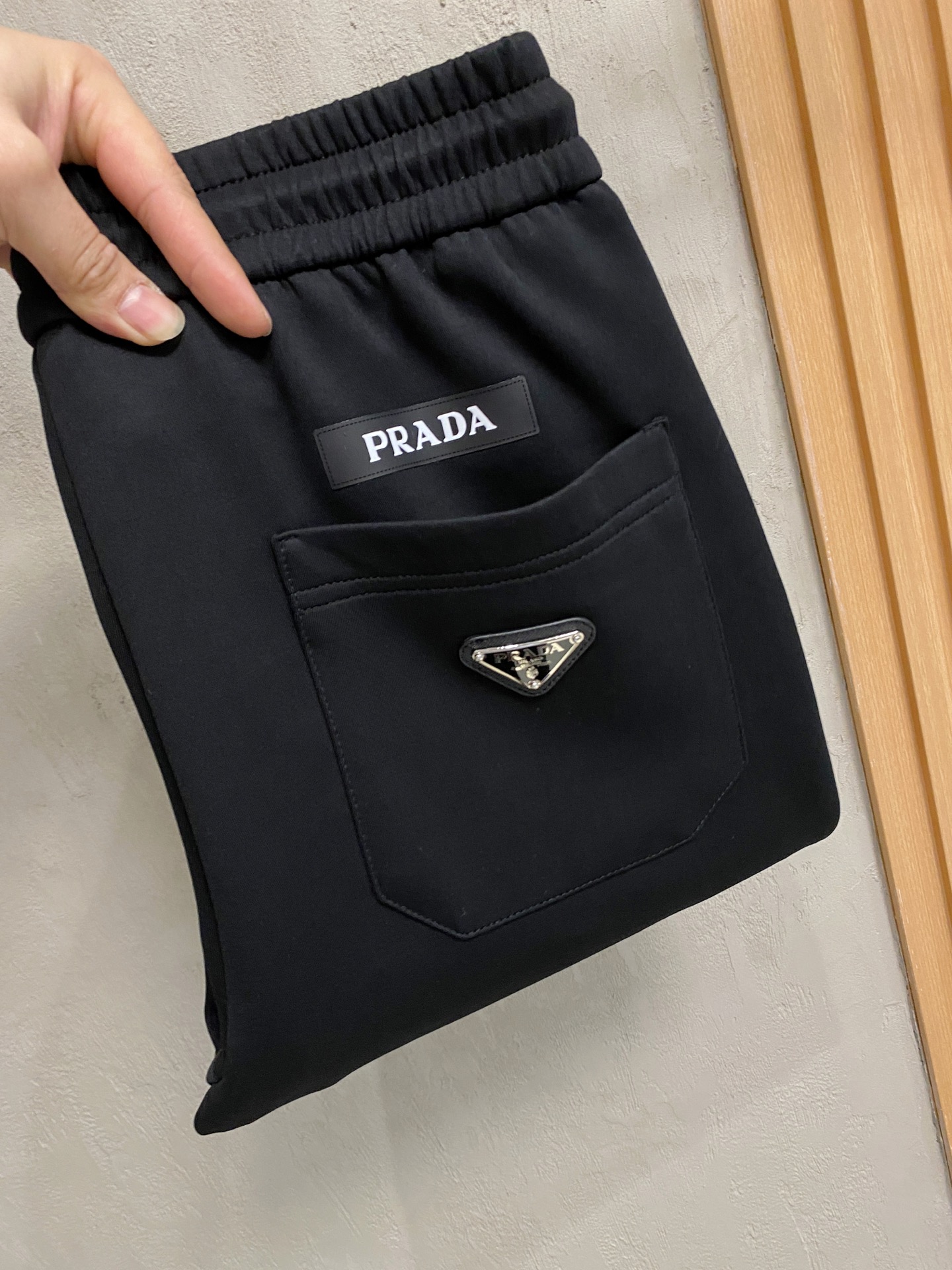 NO:662600,Prada [New Product] Autumn and Winter 25ss Casual Pants golden classic appears again, original order high-quality fashionable casual pants. Super versatile style. Exclusively customized fabric, very wide and stylish, close-fitting and comfortable. Original custom counter latest hardware accessories. Super beautiful version, upper body shows slender legs, lining and routing are impeccable, can be attended in any occasion, once again emphasize that the fabric is very, very classy! Code number m-4xl,,prada, 19860909普拉达【新品】秋冬25ss休闲裤金典再次出现,原单订制高品质时尚休闲裤.超级百搭款.独家定制面料,挺阔有型,贴身舒适.原版定制专柜最新五金辅料.超靓版型、上身显腿修长,內里,走线都无可挑剔,任何场合都可出席,再次强调面料非常非常显档次！码数 m-4xl,,prada, ,Men's clothing