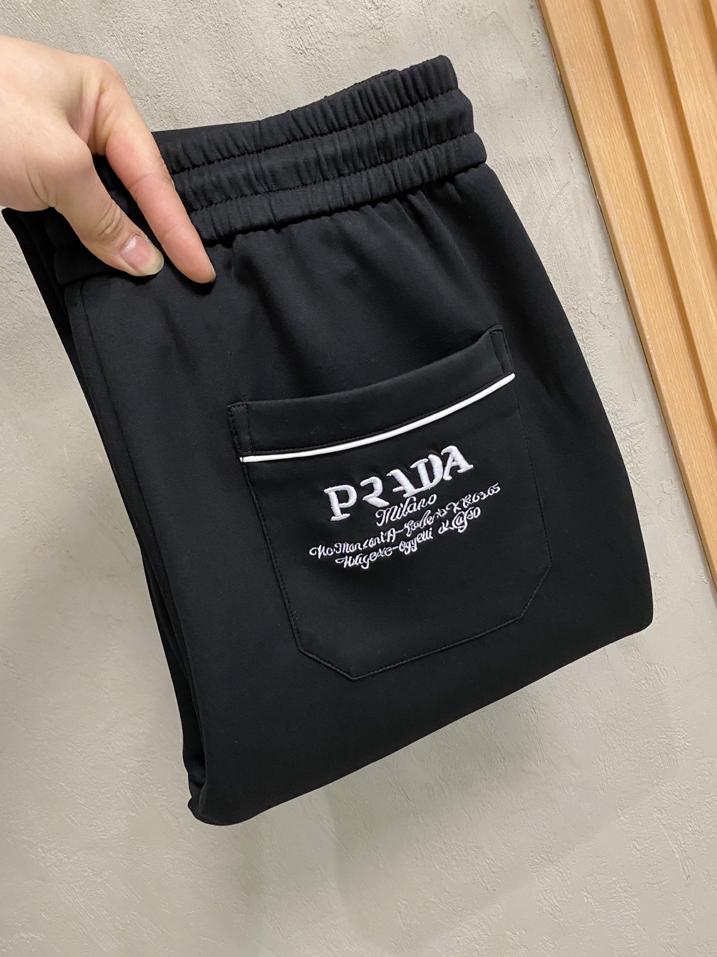 NO:662585,Prada [New Product] Autumn and Winter 25ss Casual Pants golden classic appears again, original order high-quality fashionable casual pants. Super versatile style. Exclusively customized fabric, very wide and stylish, close-fitting and comfortable. Original custom counter latest hardware accessories. Super beautiful version, upper body shows slender legs, lining and routing are impeccable, can be attended in any occasion, once again emphasize that the fabric is very, very classy! Code number m-4xl,,prada, 19860909普拉达【新品】秋冬25ss休闲裤金典再次出现,原单订制高品质时尚休闲裤.超级百搭款.独家定制面料,挺阔有型,贴身舒适.原版定制专柜最新五金辅料.超靓版型、上身显腿修长,內里,走线都无可挑剔,任何场合都可出席,再次强调面料非常非常显档次！码数 m-4xl,,prada, ,Men's clothing