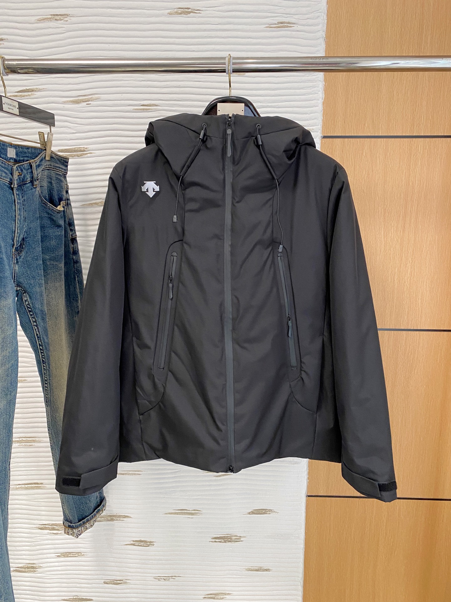 NO:662086,Descente cotton coat 25ss early autumn [new product] new casual cotton coat in the autumn and winter counter!  Ultra-avant-garde design style, delicate and comfortable, very light to wear and not easy to wrinkle. Multiple craftsmanship. The overall design is quite visual. The upper body is casual and stylish, with a certain degree of stiffness. It is definitely at the forefront of fashion. It is recommended for urban leisure. Size M-3Xl, jackets & coats,  19860909迪桑特 棉服25ss早秋【新品】秋冬专柜新款休闲棉服外套！超前卫设计风格 细腻舒适 穿着非常轻便不易起皱.多重重工艺 整体的设计颇具视觉感,上身休闲有型,有一定的挺括度,绝对走在时尚最尖端的气质感推荐,都市休闲必备.码数M-3Xl,,jackets & coats, ,Men's clothing