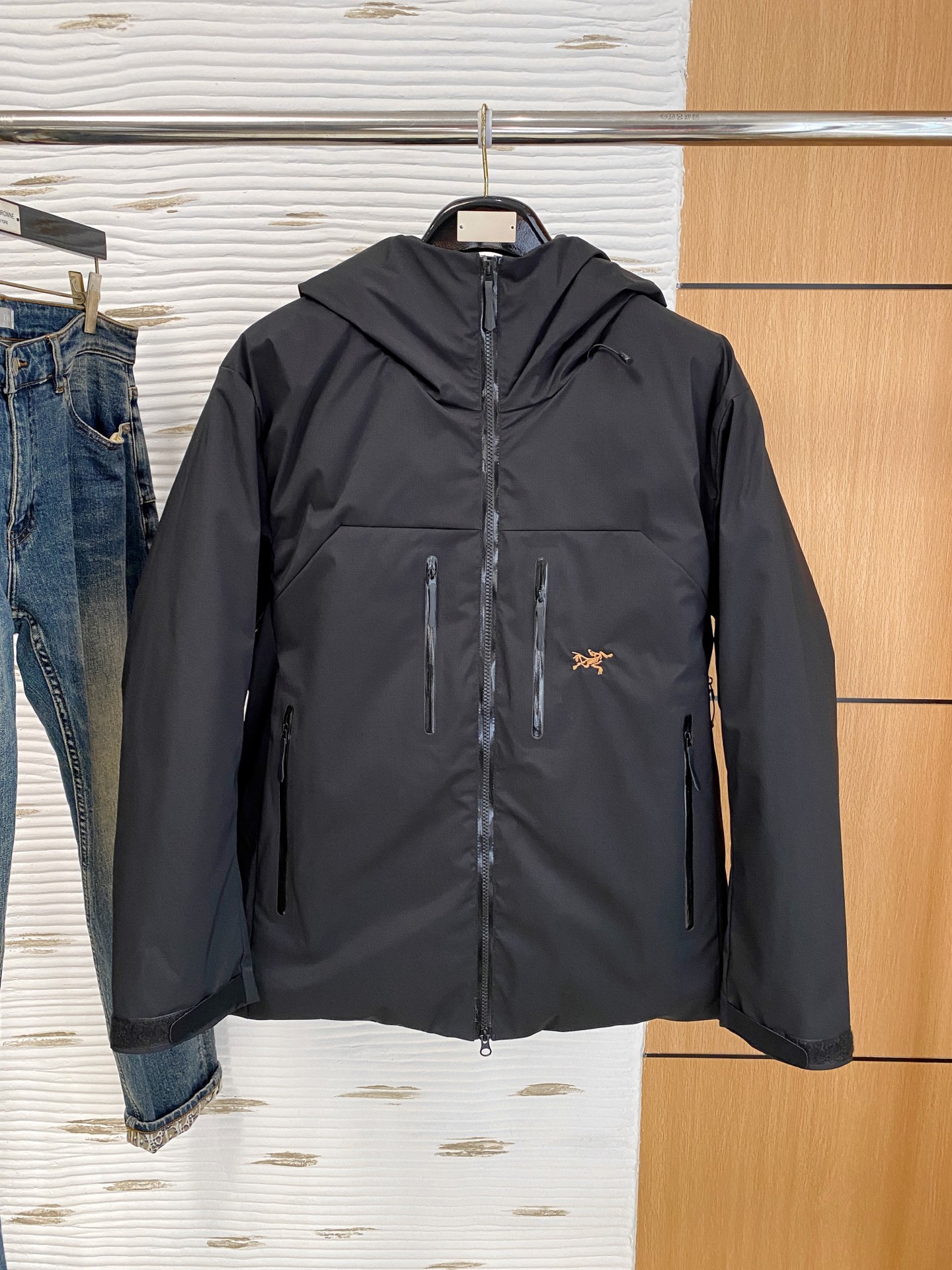 NO:662068,Arc'teryx Cotton Clothes 25ss Early Autumn [New Product] New Casual Cotton Clothes Jacket at the Autumn and Winter Counter!  Ultra-avant-garde design style, delicate and comfortable, very light to wear and not easy to wrinkle. Multiple craftsmanship. The overall design is quite visual. The upper body is casual and stylish, with a certain degree of stiffness. It is definitely at the forefront of fashion. It is recommended for urban leisure. Size S-2Xl, arc'teryx, jackets & coats,  19860909始祖鸟棉服25ss早秋【新品】秋冬专柜新款休闲棉服外套！超前卫设计风格 细腻舒适 穿着非常轻便不易起皱.多重重工艺 整体的设计颇具视觉感,上身休闲有型,有一定的挺括度,绝对走在时尚最尖端的气质感推荐,都市休闲必备.码数S-2Xl,arc'teryx,jackets & coats, ,Men's clothing