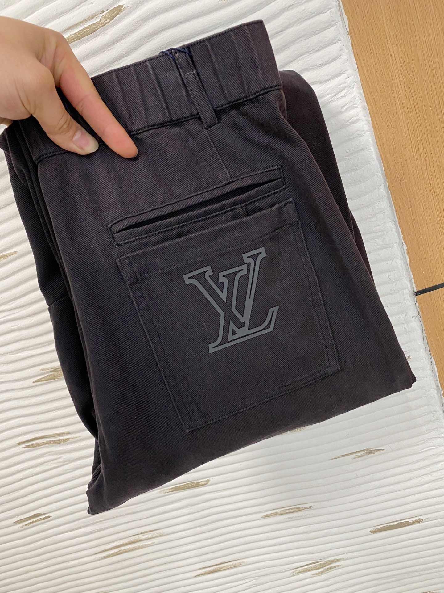 NO:662087,LV [New Product] Early Autumn 25ss Casual Pants golden classic appears again, original order high-quality fashionable casual pants. Super versatile style. Exclusive custom-made fabric, very wide and stylish, close-fitting and comfortable. The latest hardware accessories from the original custom counter. Super beautiful shape, the upper body shows slender legs, the lining and routing are impeccable, you can attend any occasion, and once again emphasize that the fabric is very, very classy! Code number 29-38,,louis vuitton, 19860909LV【新品】早秋25ss休闲裤金典再次出现,原单订制高品质时尚休闲裤.超级百搭款.独家定制面料,挺阔有型,贴身舒适.原版定制专柜最新五金辅料.超靓版型、上身显腿修长,內里,走线都无可挑剔,任何场合都可出席,再次强调面料非常非常显档次！码数 29-38,,louis vuitton, ,Men's clothing