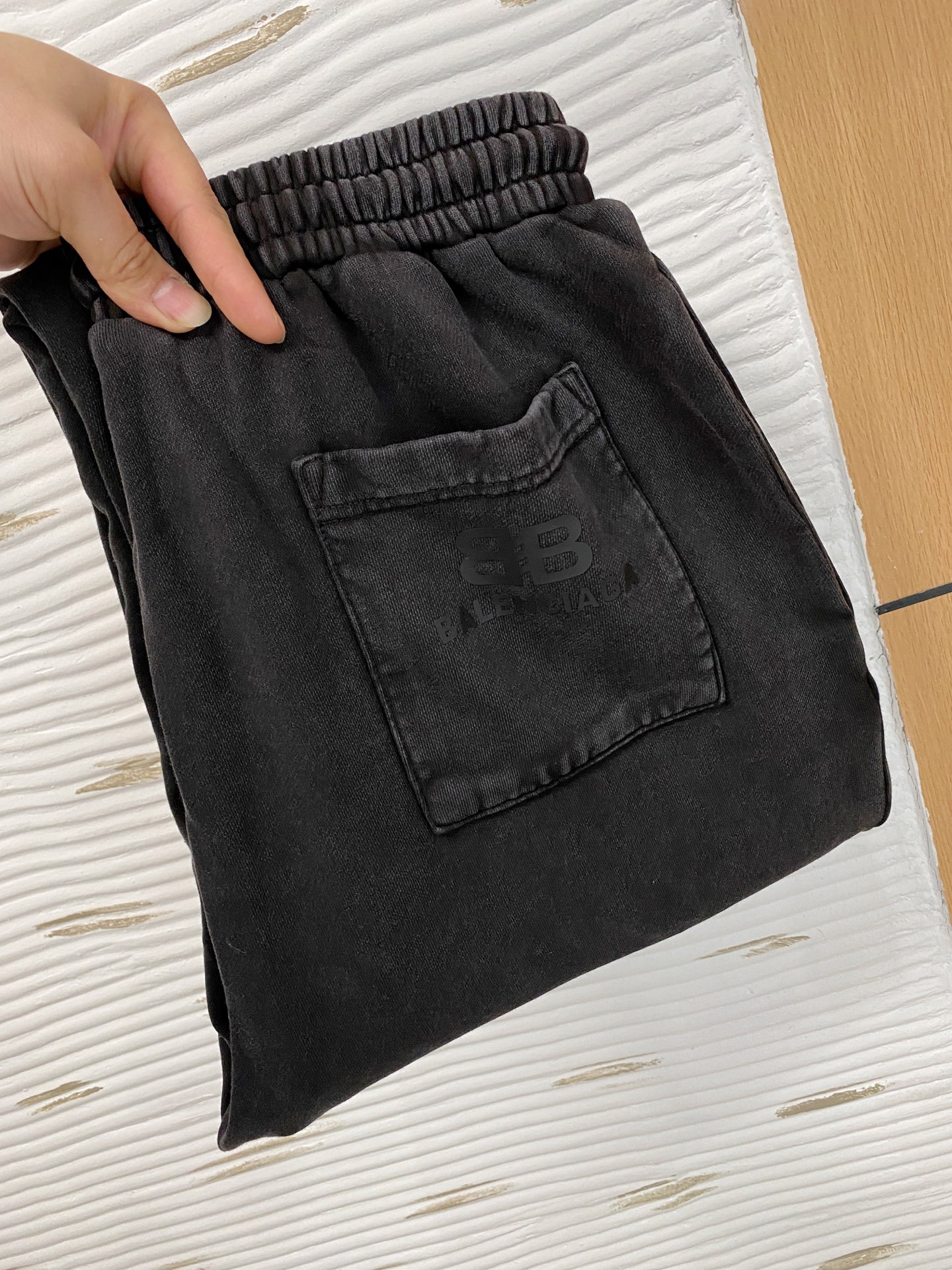 NO:662090,Balenciaga [New Product] Early Autumn 25ss Casual Pants golden classic appears again, original order high-quality fashionable casual pants. Super versatile style. Exclusive custom-made fabric, very wide and stylish, close-fitting and comfortable. Original custom-made counter latest hardware accessories. Super beautiful version, the upper body shows slender legs, the lining and routing are impeccable, you can attend any occasion, and once again emphasize that the fabric is very, very classy! Size S-2Xl,,balenciaga, 19860909巴黎世家【新品】早秋25ss休闲裤金典再次出现,原单订制高品质时尚休闲裤.超级百搭款.独家定制面料,挺阔有型,贴身舒适.原版定制专柜最新五金辅料.超靓版型、上身显腿修长,內里,走线都无可挑剔,任何场合都可出席,再次强调面料非常非常显档次！码数 S-2Xl,,balenciaga, ,Men's clothing