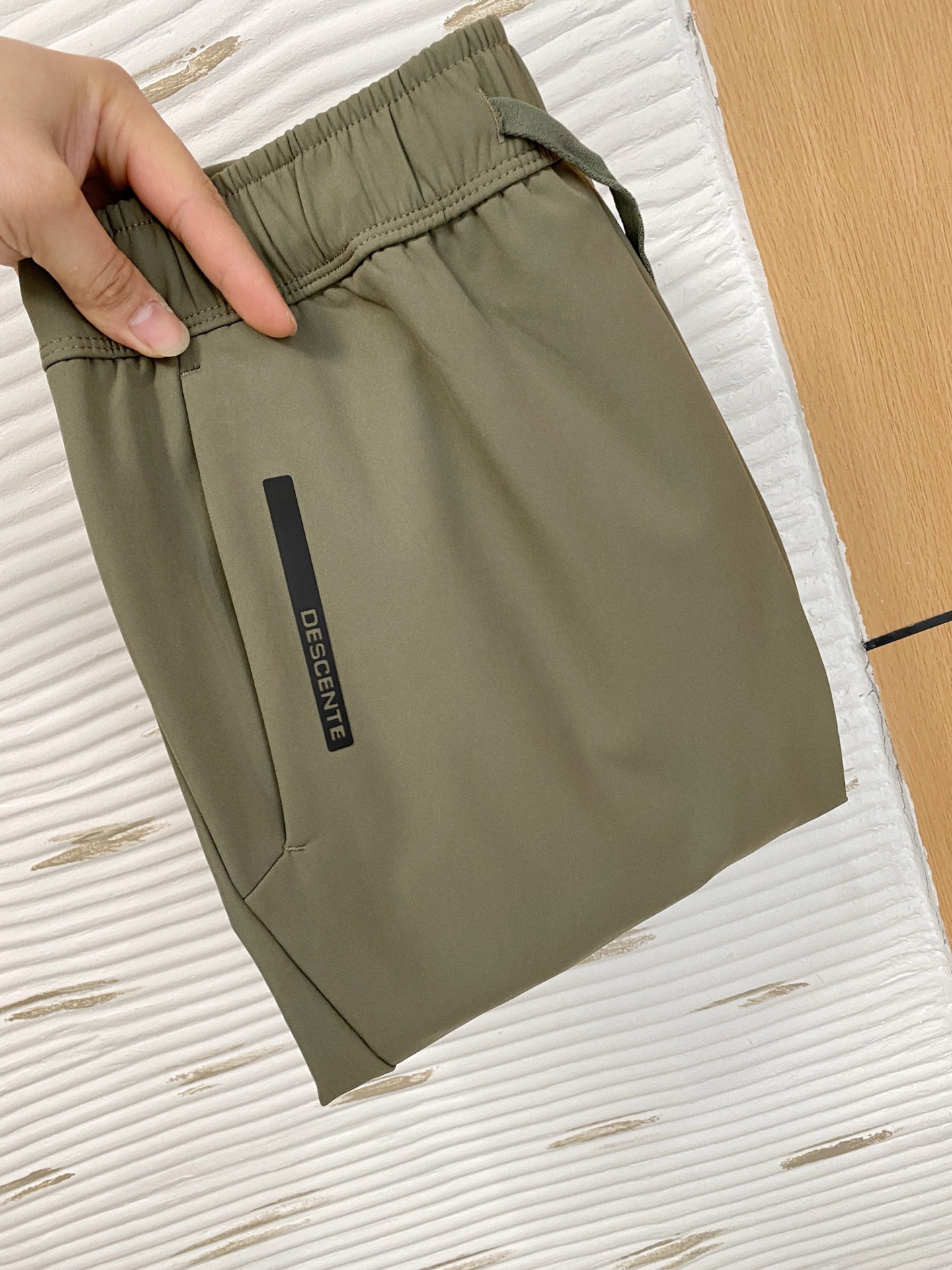 NO:662096,Descente [New Product] Early Autumn 25ss Casual Pants golden classic appears again, original order high-quality fashionable casual pants. Super versatile style. Exclusive customized fabric, very wide and stylish, close-fitting and comfortable. Original custom counter latest hardware accessories. Super beautiful version, the upper body shows slender legs, the lining and routing are impeccable, you can attend any occasion, and once again emphasize that the fabric is very, very classy! Code number M-4Xl,, 19860909迪桑特【新品】早秋25ss休闲裤金典再次出现,原单订制高品质时尚休闲裤.超级百搭款.独家定制面料,挺阔有型,贴身舒适.原版定制专柜最新五金辅料.超靓版型、上身显腿修长,內里,走线都无可挑剔,任何场合都可出席,再次强调面料非常非常显档次！码数 M-4Xl,, ,Men's clothing