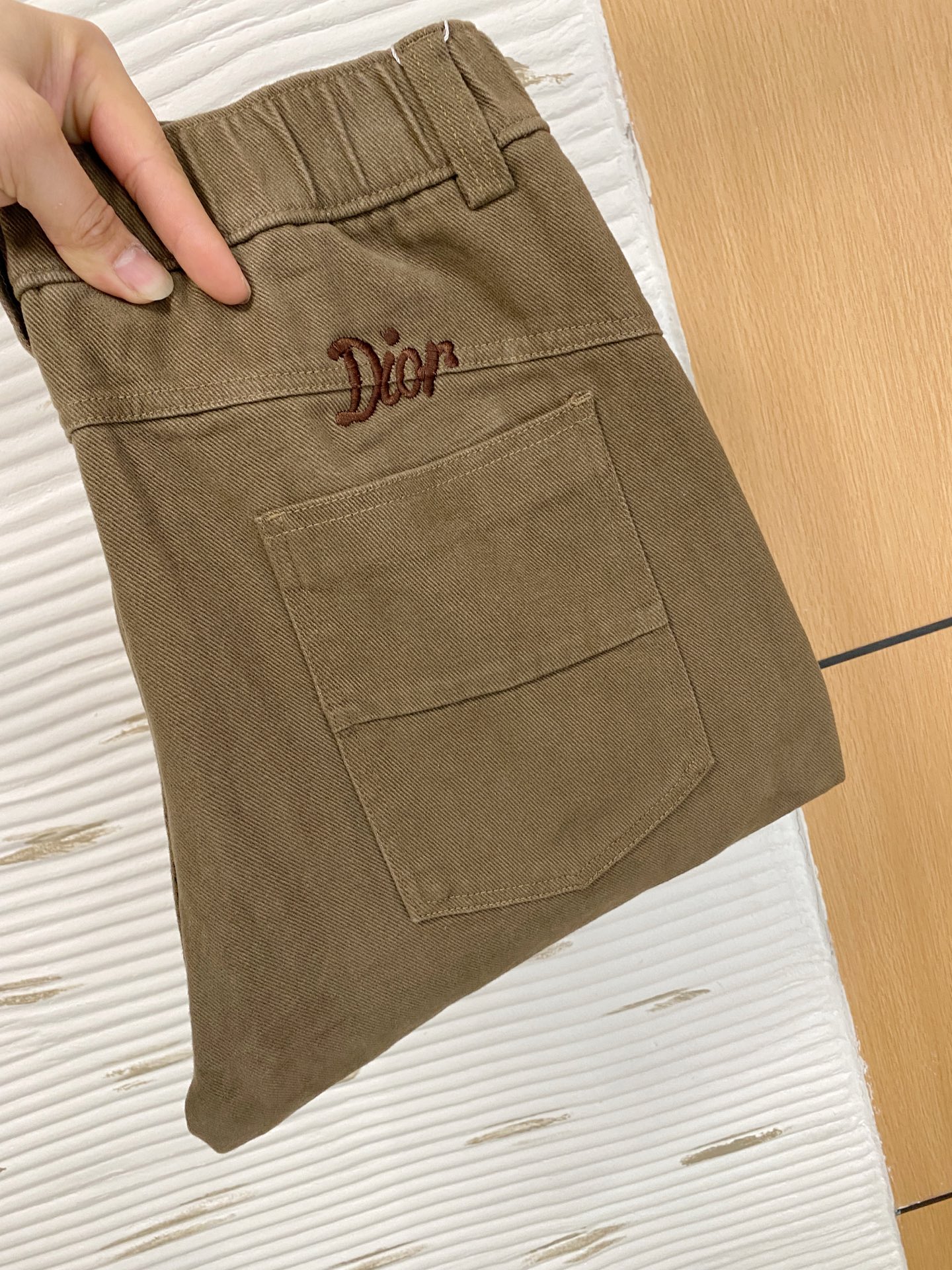 NO:662129,Dior's [New Product] Early Autumn 25ss Casual Pants golden classic appears again, original order high-quality fashionable casual pants. Super versatile style. Exclusive custom-made fabric, very wide and stylish, close-fitting and comfortable. The latest hardware accessories from the original custom counter. Super beautiful shape, the upper body shows slender legs, the lining and routing are impeccable, you can attend any occasion, and once again emphasize that the fabric is very, very classy! Code number 29-38,,dior, 19860909迪奥【新品】早秋25ss休闲裤金典再次出现,原单订制高品质时尚休闲裤.超级百搭款.独家定制面料,挺阔有型,贴身舒适.原版定制专柜最新五金辅料.超靓版型、上身显腿修长,內里,走线都无可挑剔,任何场合都可出席,再次强调面料非常非常显档次！码数 29-38,,dior, ,Men's clothing