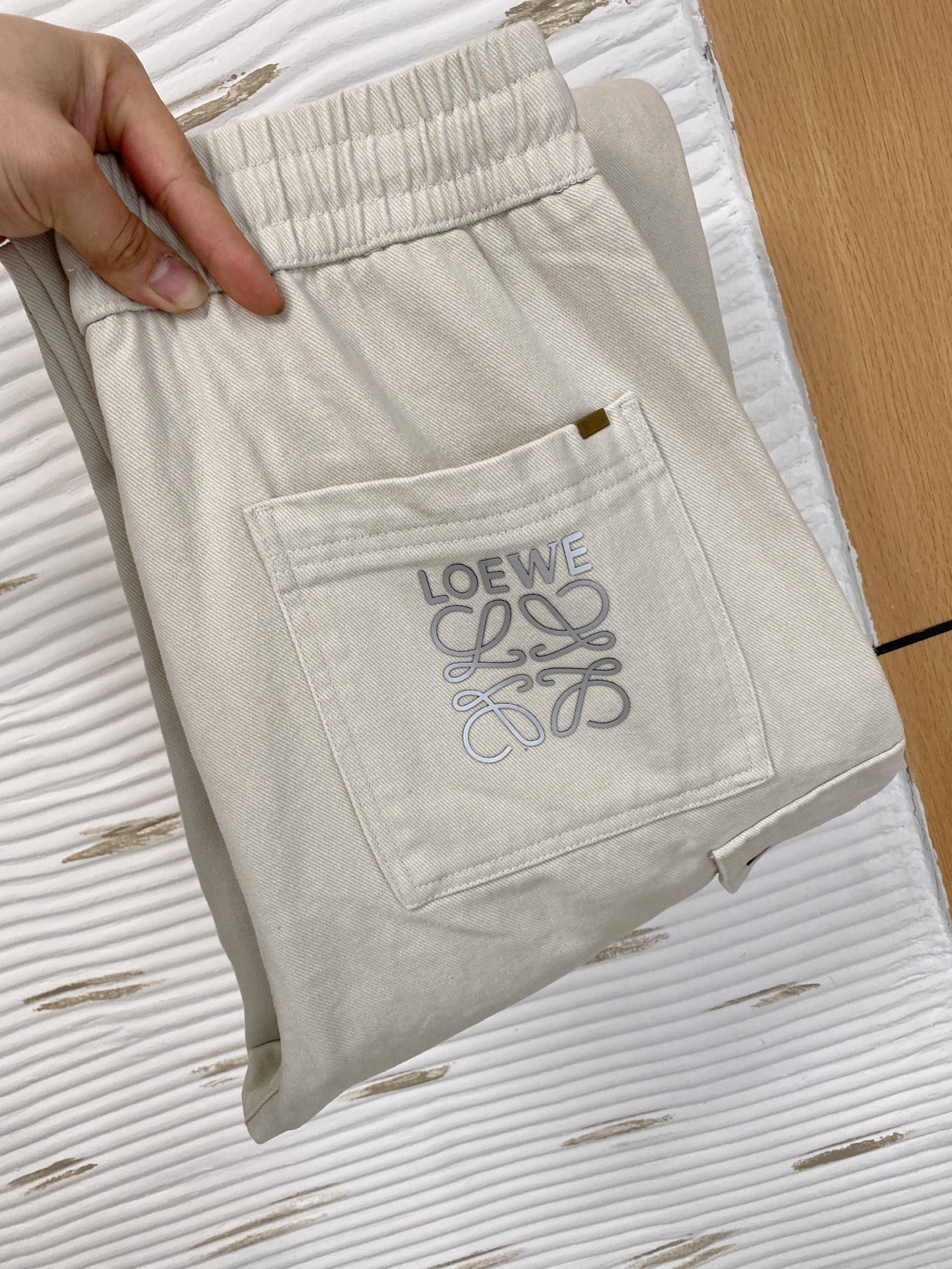 NO:662128,Luo Yiwei's [new product] early autumn 25ss casual pants golden classic appears again, original order high-quality fashionable casual pants. Super versatile. Exclusive custom-made fabrics, very wide and stylish, close-fitting and comfortable. The latest hardware accessories from the original custom counter. Super beautiful version, the upper body shows slender legs, the lining and routing are impeccable, you can attend any occasion, and once again emphasize that the fabric is very, very classy! Code number 29-38,,loewe, 19860909罗意威【新品】早秋25ss休闲裤金典再次出现,原单订制高品质时尚休闲裤.超级百搭款.独家定制面料,挺阔有型,贴身舒适.原版定制专柜最新五金辅料.超靓版型、上身显腿修长,內里,走线都无可挑剔,任何场合都可出席,再次强调面料非常非常显档次！码数 29-38,,loewe, ,Men's clothing